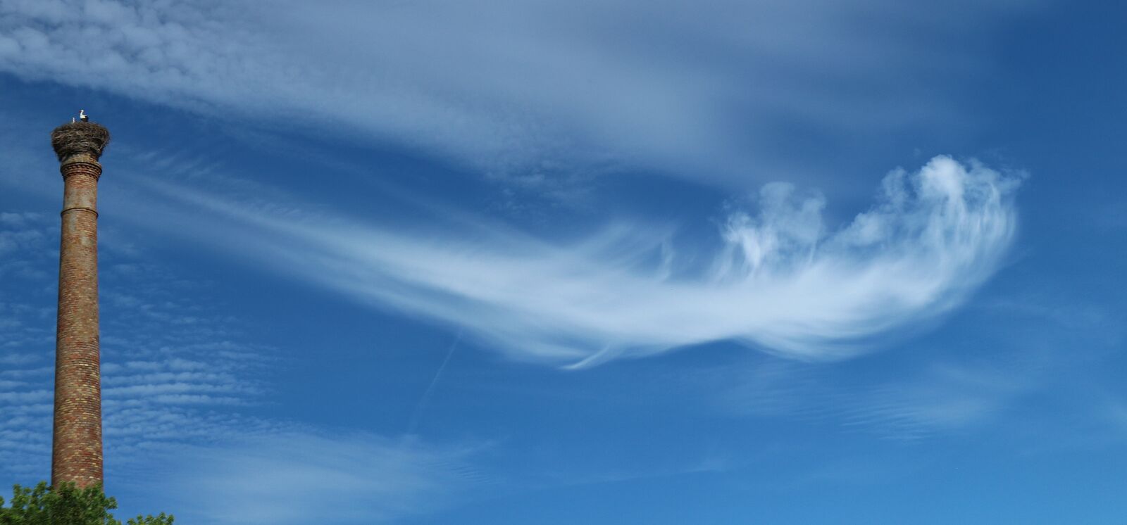 Canon EOS M10 sample photo. Sky, clouds, chimney photography