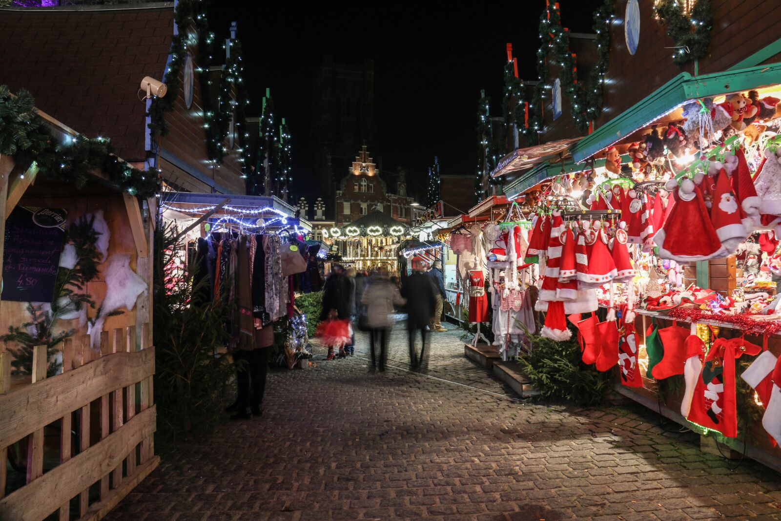 Canon EF-S 18-200mm F3.5-5.6 IS sample photo. Christmas market, shop, decoration photography
