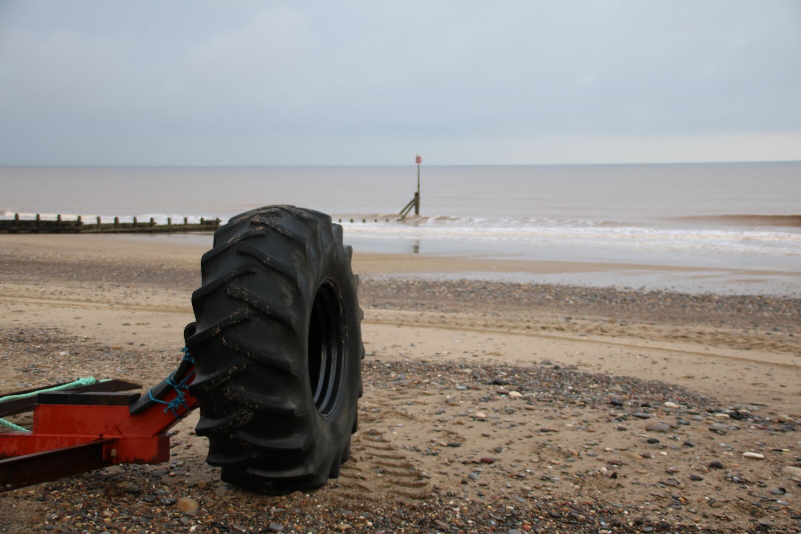 Canon EOS 760D (EOS Rebel T6s / EOS 8000D) sample photo. Tyre on beach, seaside photography