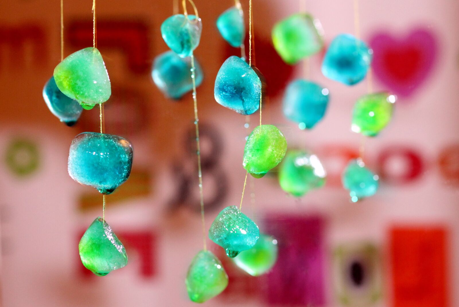 Canon EOS 700D (EOS Rebel T5i / EOS Kiss X7i) + Canon EF 85mm F1.8 USM sample photo. Ice cubes, coloring, crystal photography