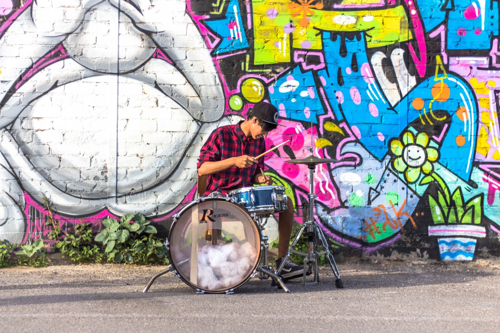 Canon EOS 700D (EOS Rebel T5i / EOS Kiss X7i) + Canon EF 50mm F1.8 STM sample photo. Drummer, grafiti, gangstar photography