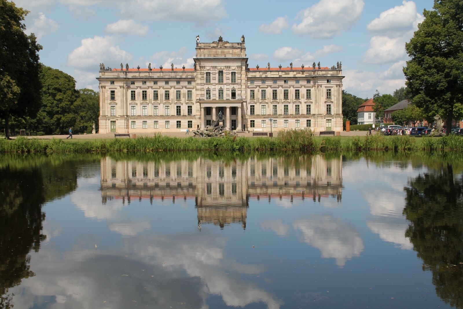 Canon EOS 1100D (EOS Rebel T3 / EOS Kiss X50) sample photo. Architecture, reflection, castle ludwigslust photography