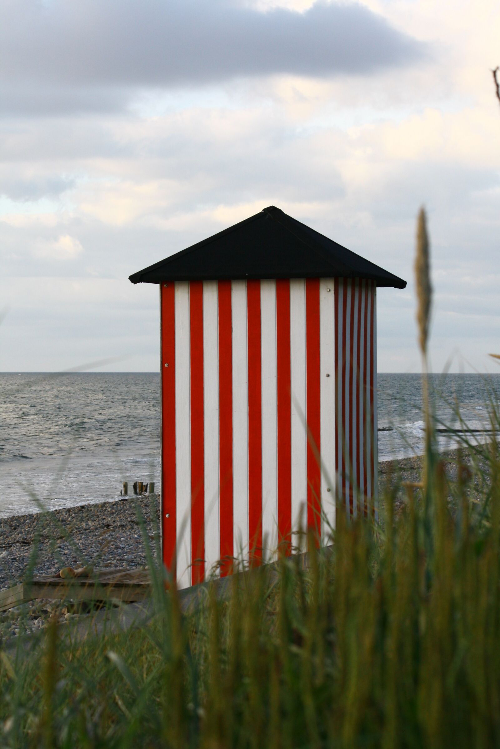 Canon EOS 400D (EOS Digital Rebel XTi / EOS Kiss Digital X) sample photo. Beach hut, beach, summer photography