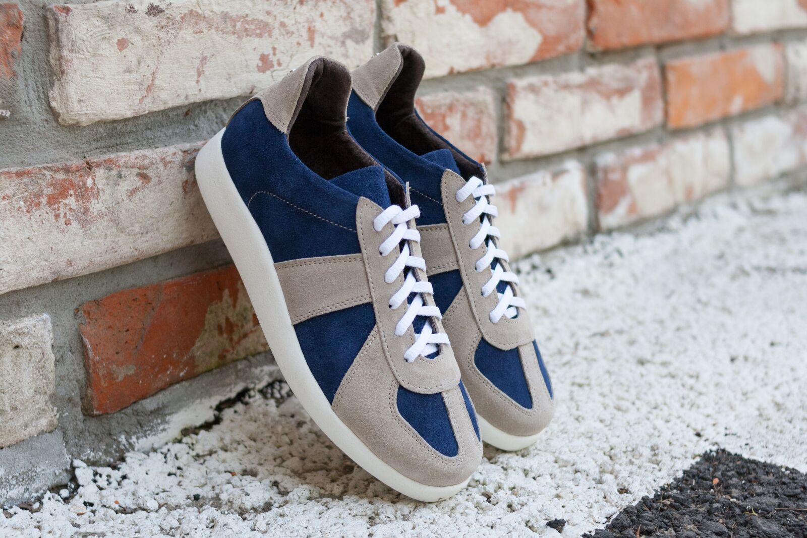 Canon EOS 1000D (EOS Digital Rebel XS / EOS Kiss F) sample photo. Women's shoes, shoes, brick photography