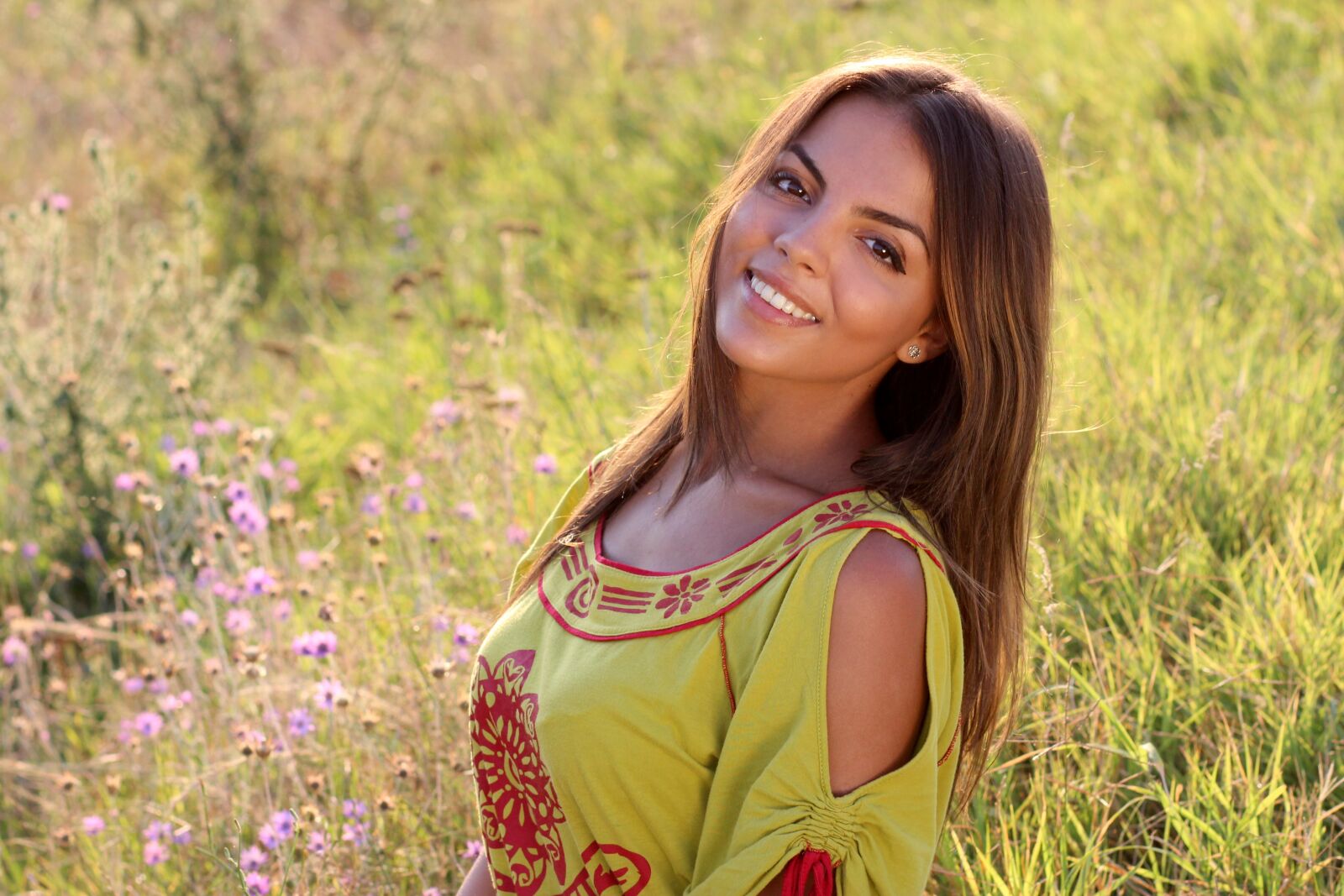 Canon EOS 700D (EOS Rebel T5i / EOS Kiss X7i) + Canon EF 85mm F1.8 USM sample photo. Girl, grass, nature photography