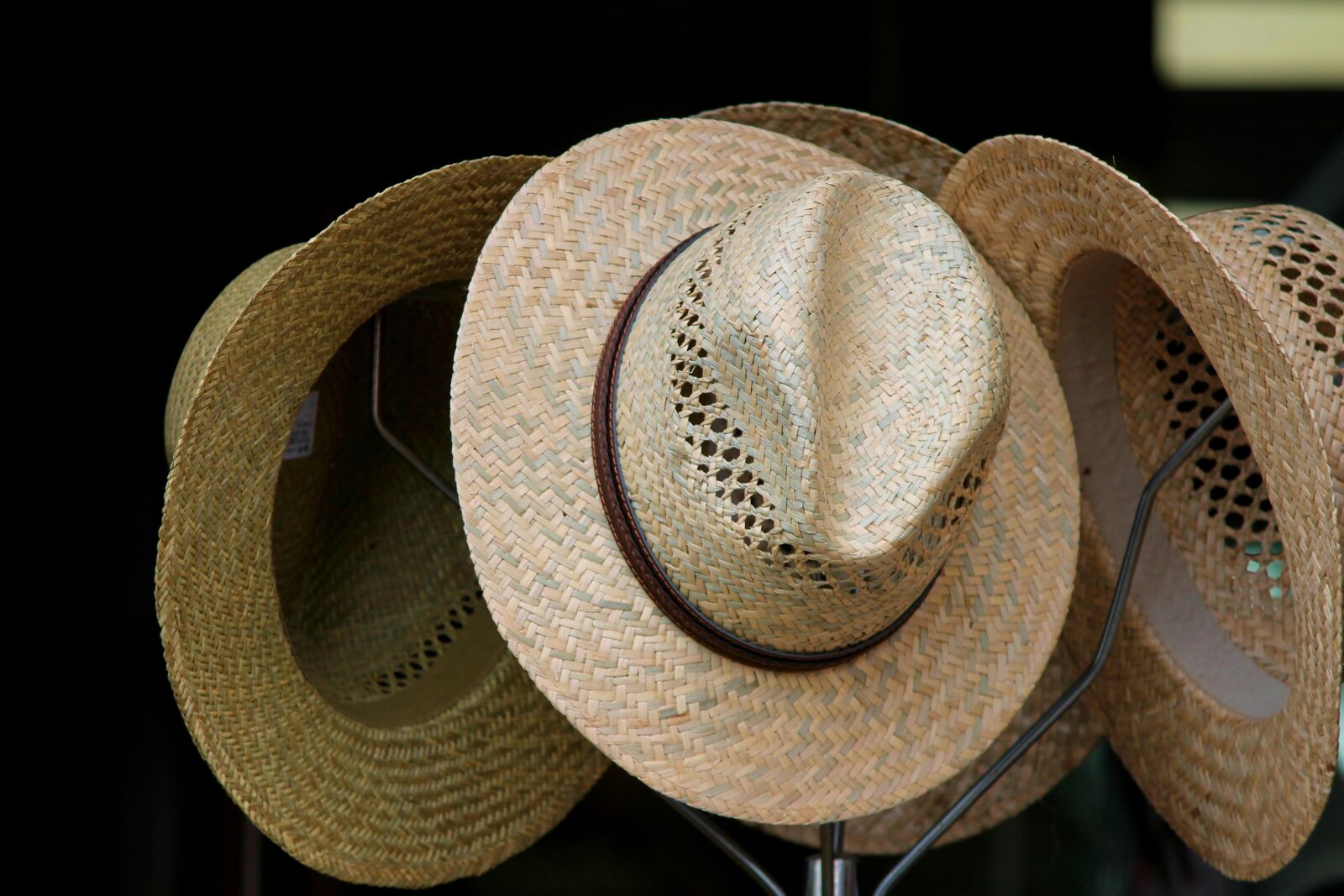 Canon EOS 1100D (EOS Rebel T3 / EOS Kiss X50) sample photo. Strohüte, hats, hatstand photography