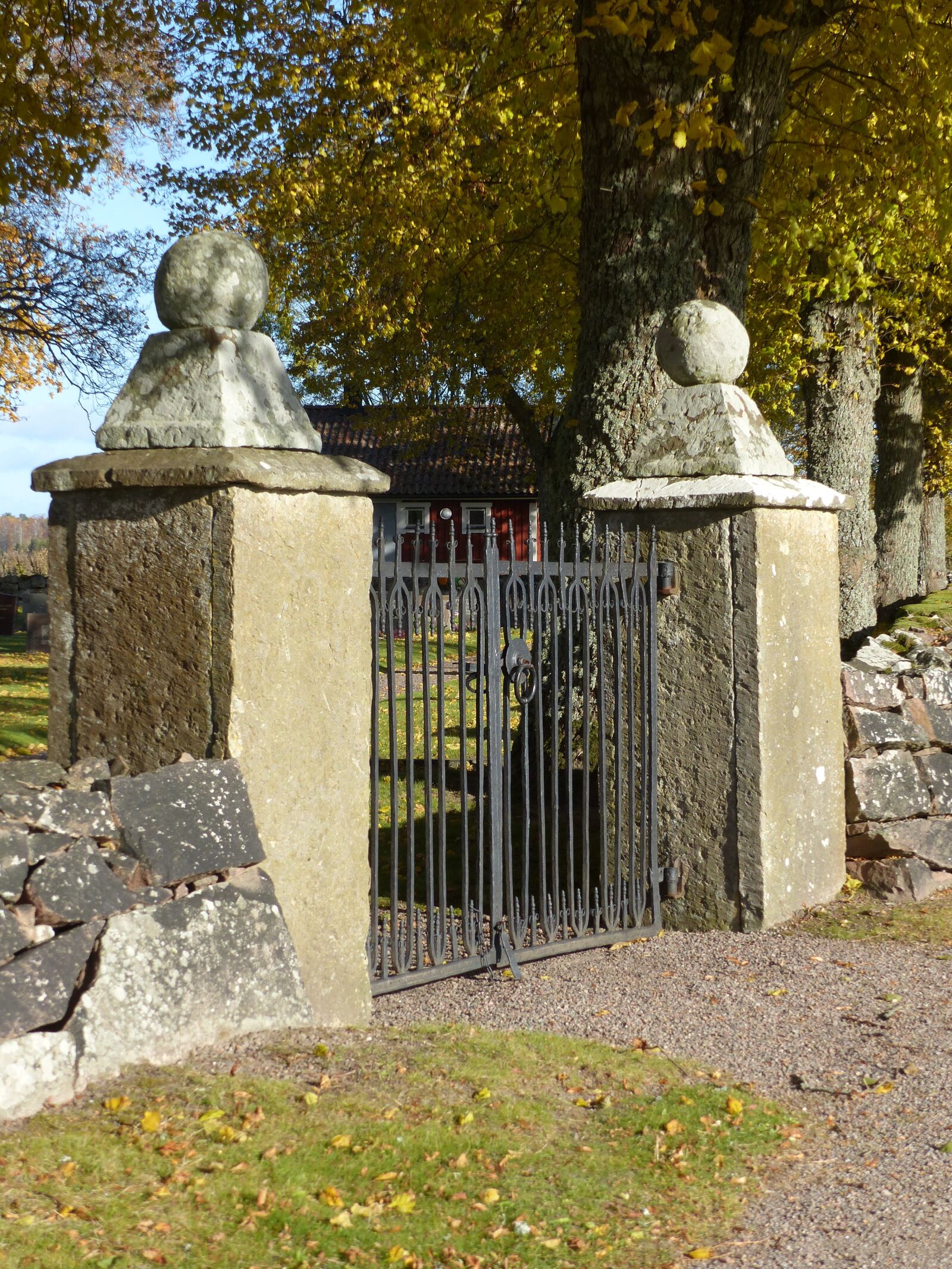 Panasonic Lumix DMC-FZ200 sample photo. Gateposts, stone, grind photography
