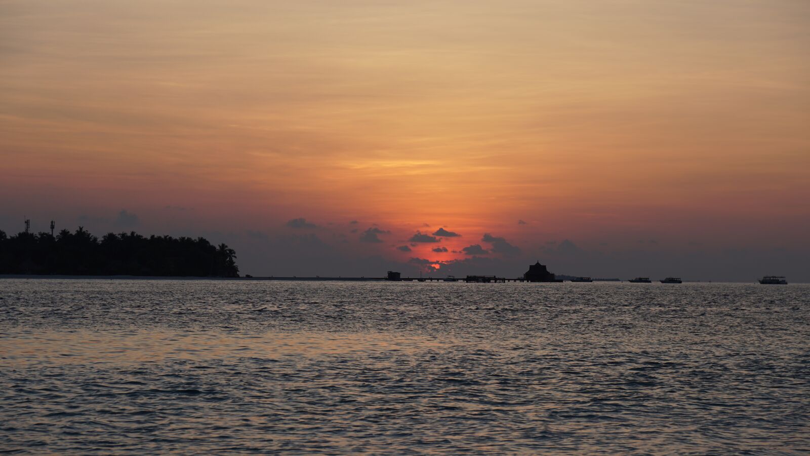 Sony a6300 + Sony Vario-Tessar T* E 16-70mm F4 ZA OSS sample photo. Sunset, maldives, sea photography