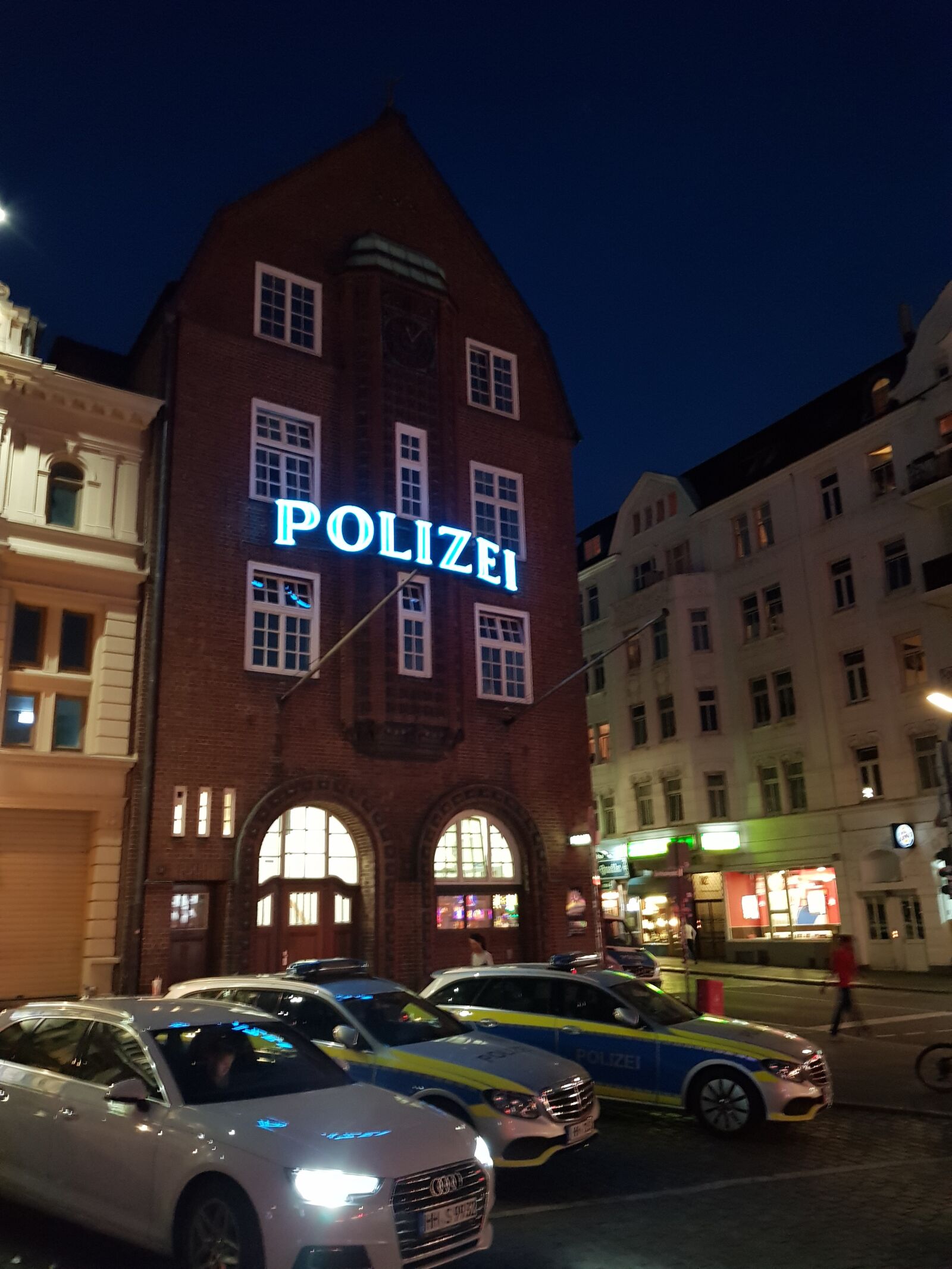 Samsung Galaxy S8 sample photo. Police, berlin, night photography