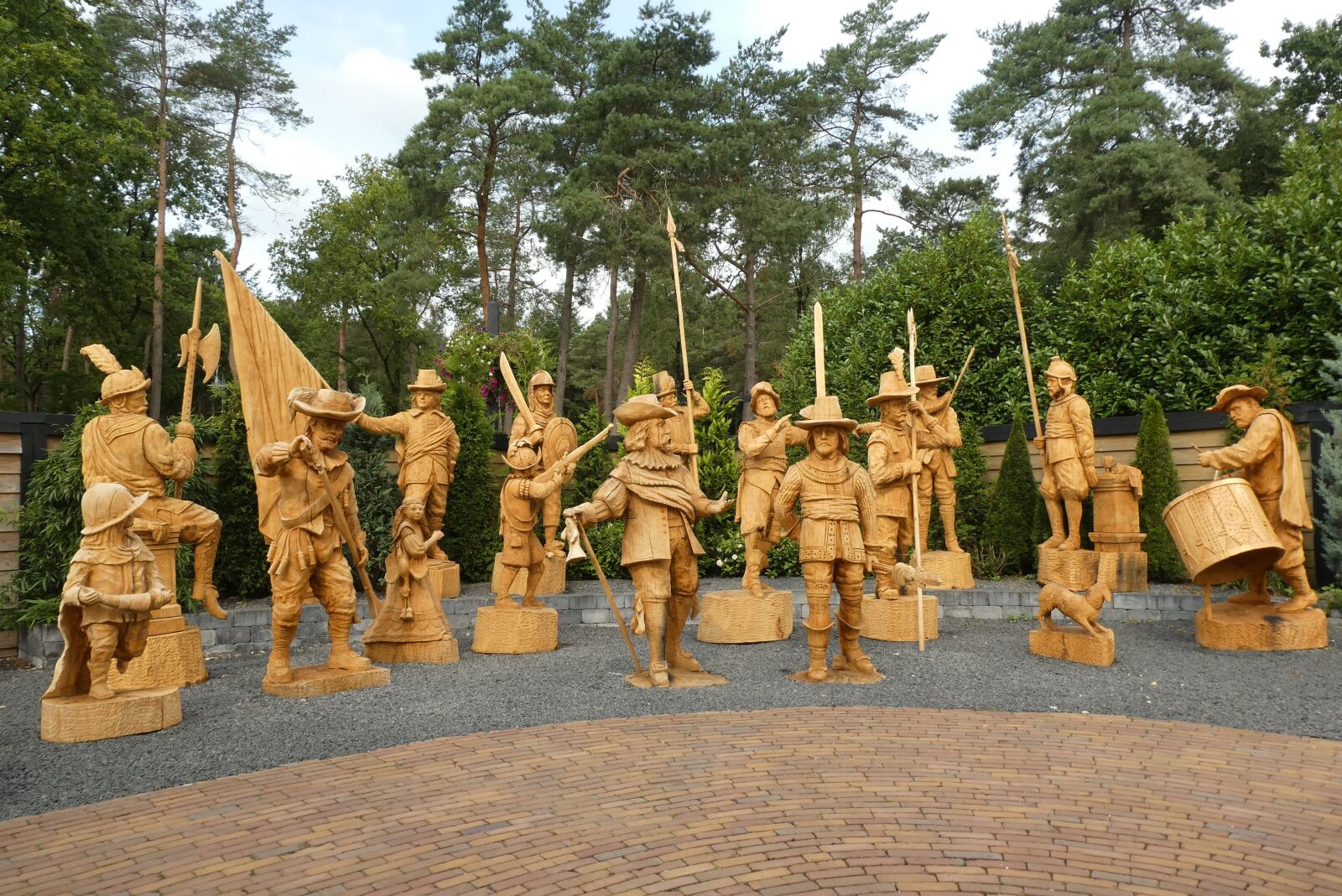 Panasonic Lumix DC-ZS70 (Lumix DC-TZ90) sample photo. Woodcarving, garderen, night watch photography