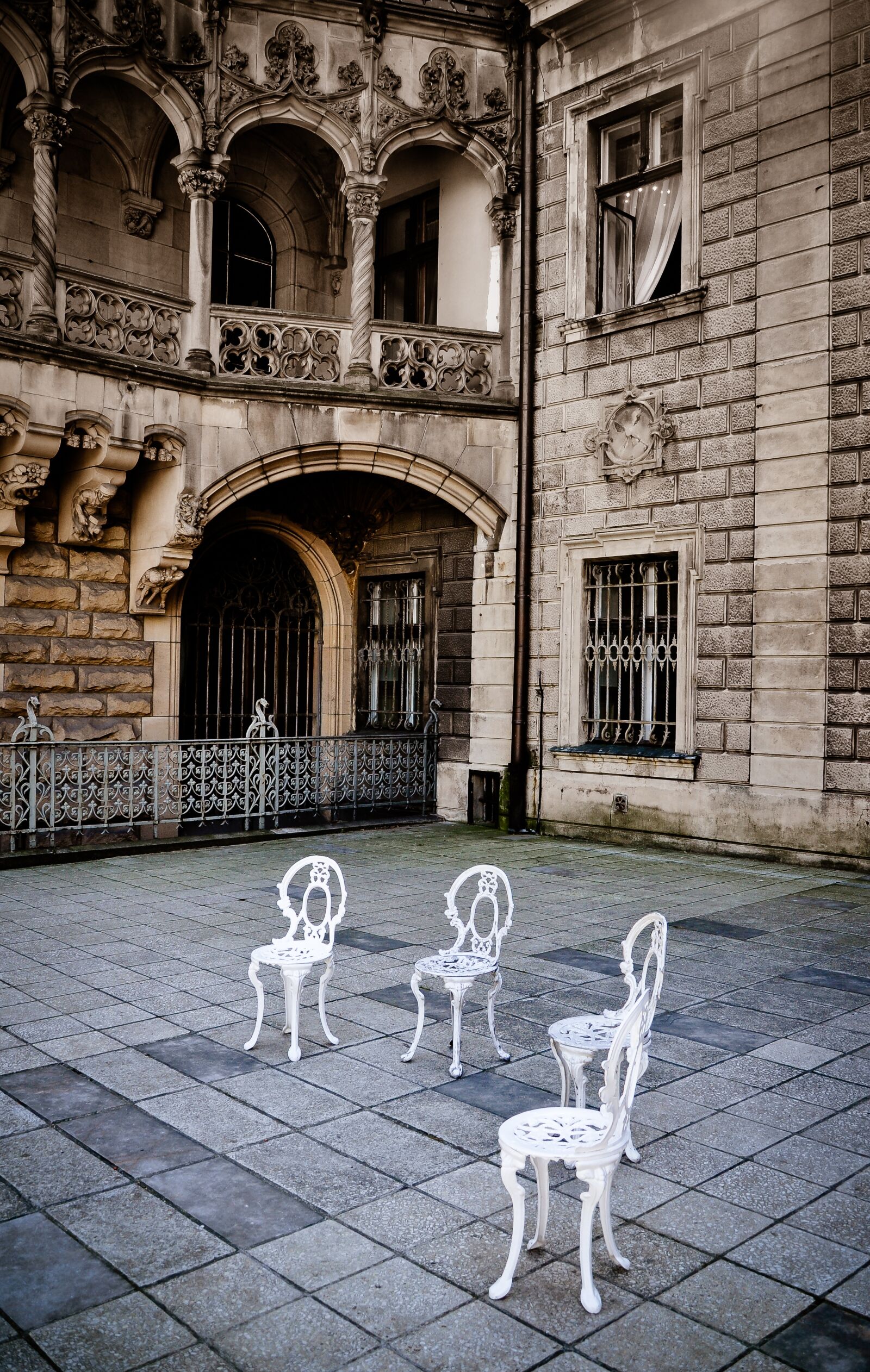 Nikon D5000 sample photo. The palace, courtyard, chairs photography