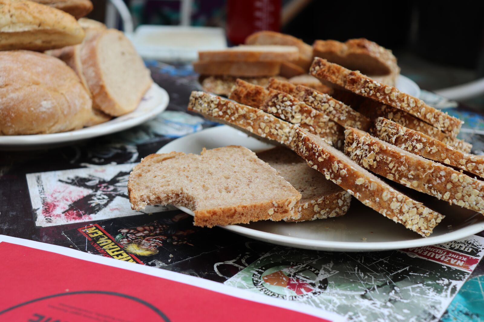 Canon EOS 200D (EOS Rebel SL2 / EOS Kiss X9) sample photo. Bread, plate, roll photography