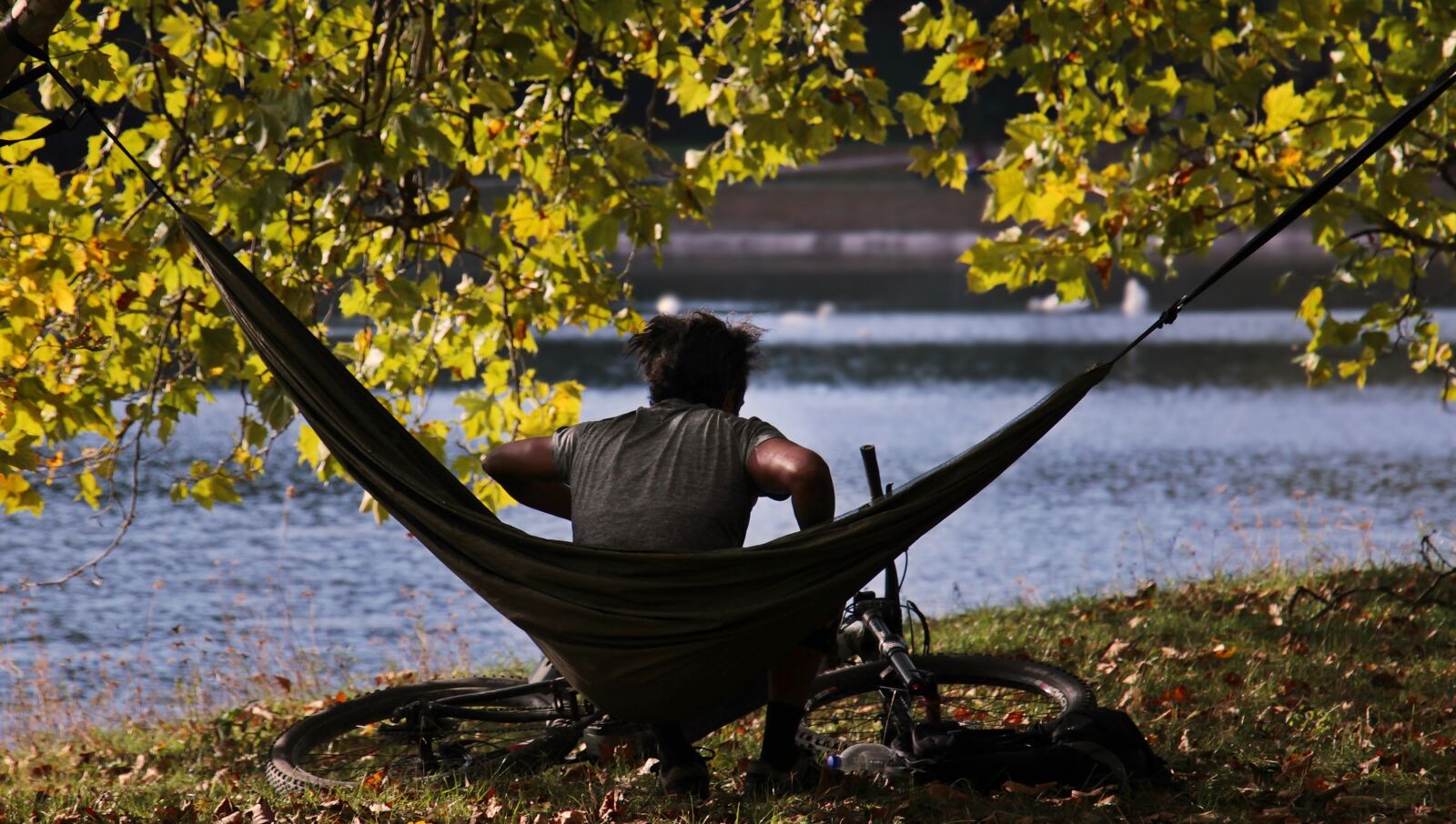 Canon EOS 100D (EOS Rebel SL1 / EOS Kiss X7) sample photo. Man, hammock, autumn photography