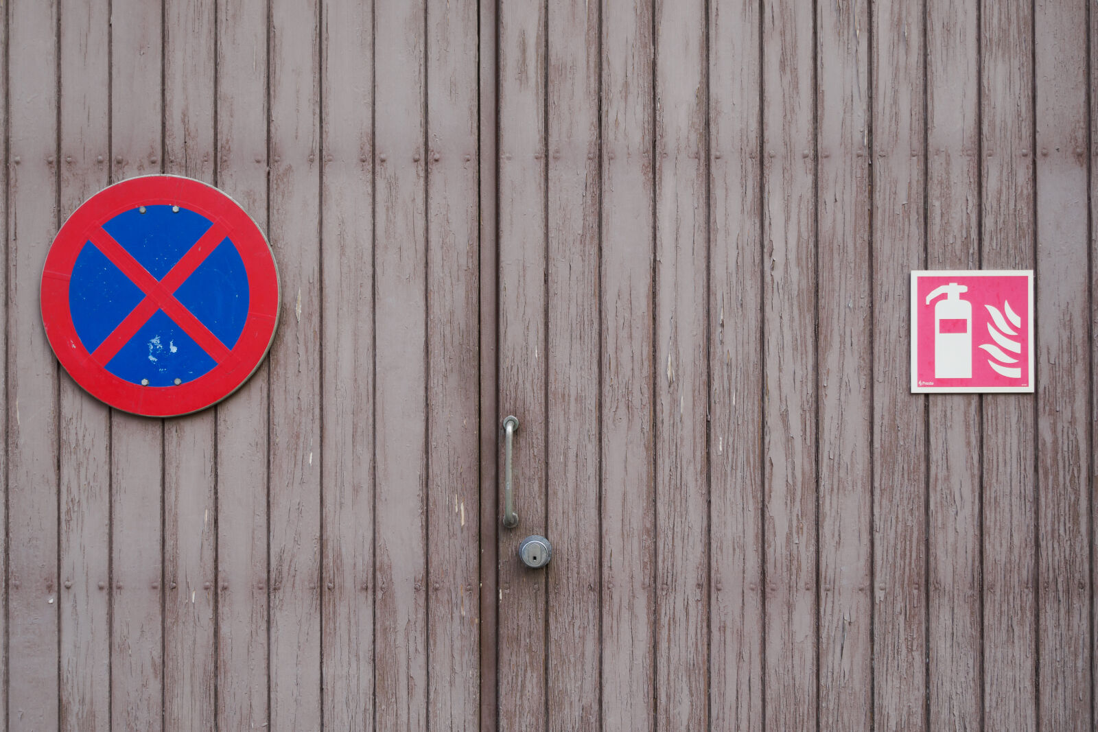OM System OM-1 Mark II sample photo. Sign for garage photography