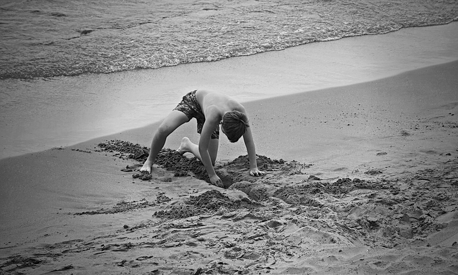 Canon EOS 5D Mark III sample photo. Beach, child, games photography