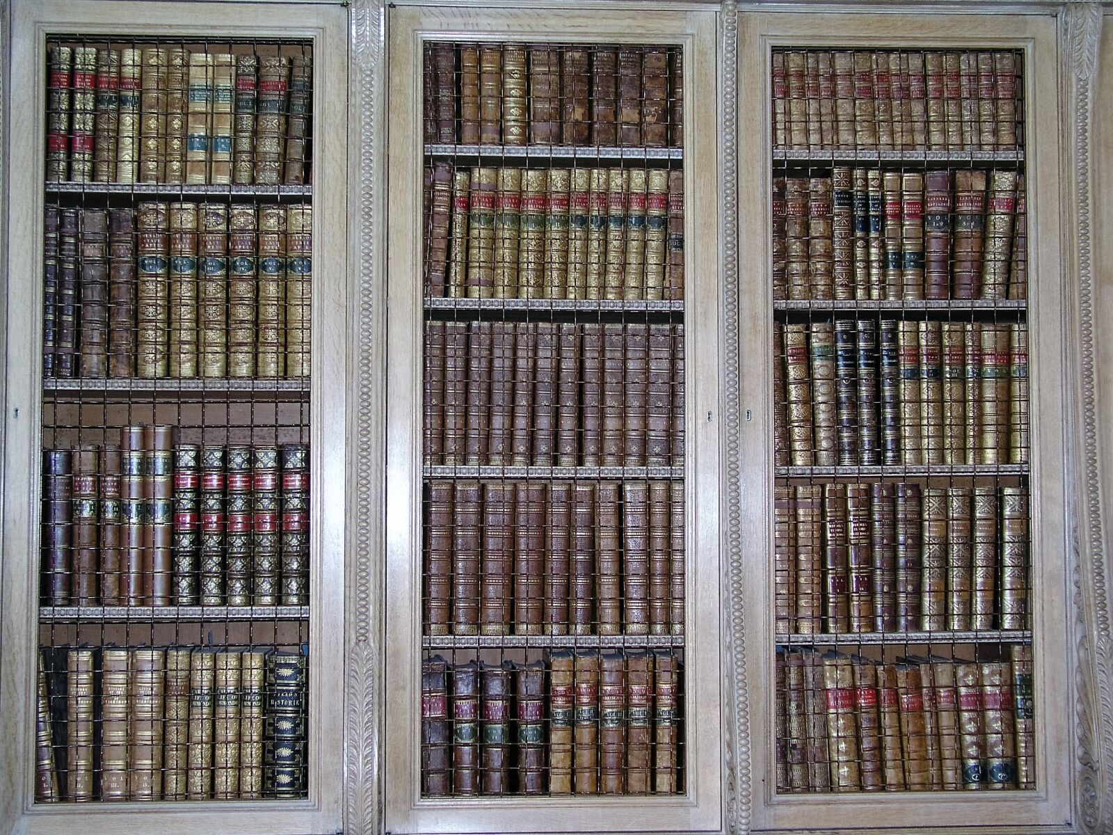 Olympus C5050Z sample photo. Books, library, shelves photography