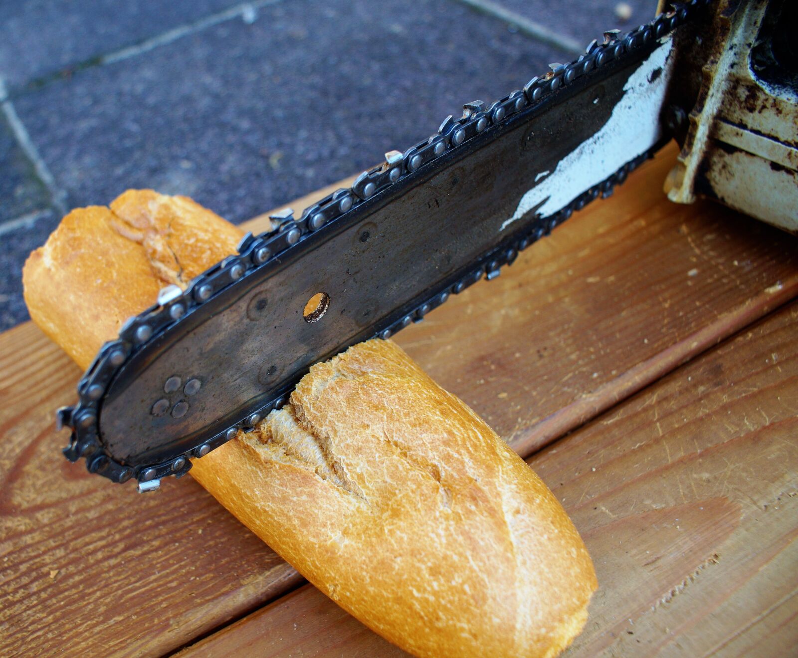 Sony DT 18-70mm F3.5-5.6 sample photo. Chainsaw, wood, baguette photography