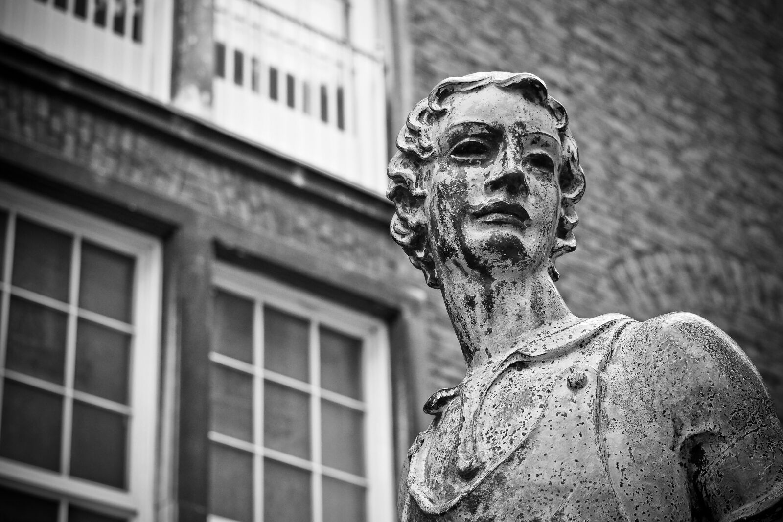 Olympus OM-D E-M10 sample photo. Statue, bust, sculpture photography