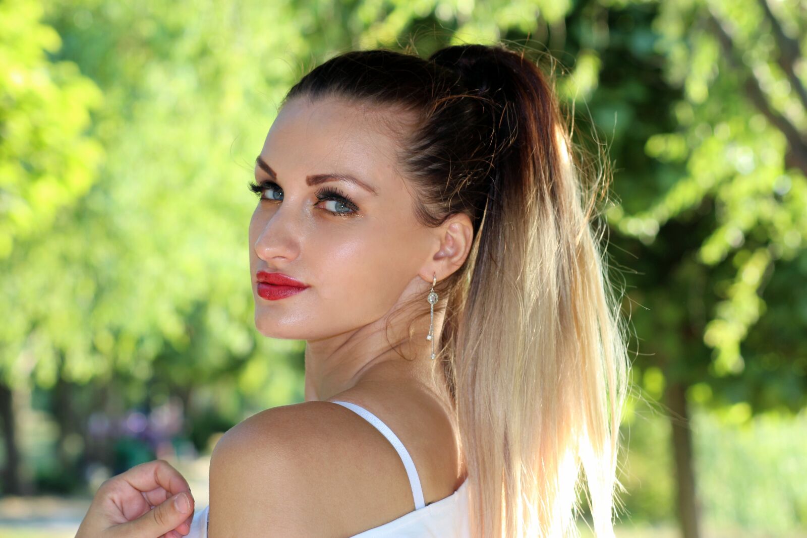 Canon EOS 700D (EOS Rebel T5i / EOS Kiss X7i) + Canon EF 85mm F1.8 USM sample photo. Girl, blonde, blue eyes photography