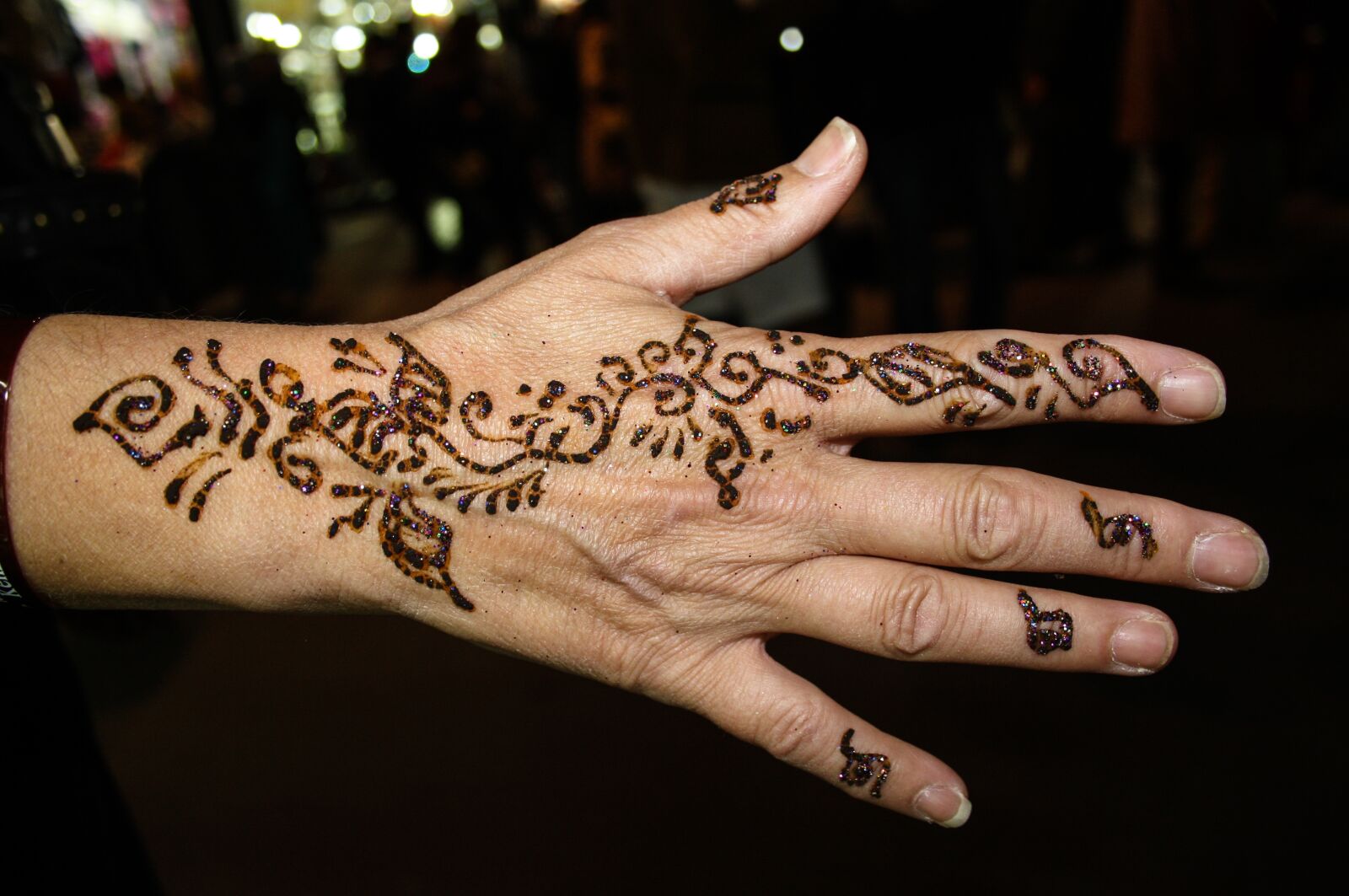 Canon EF-S 18-55mm F3.5-5.6 II sample photo. Hand, tattoo, henna photography