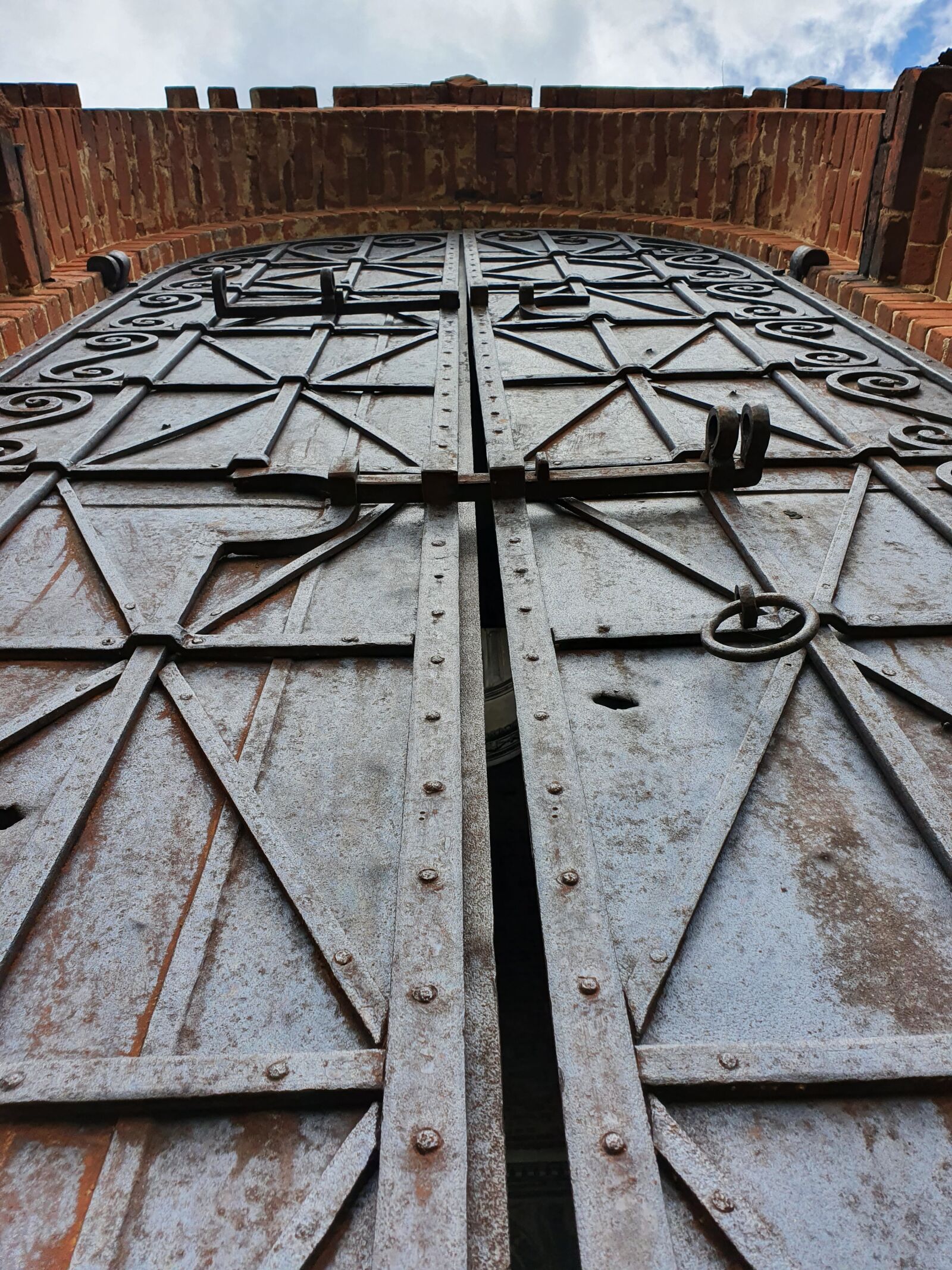 Samsung Galaxy S10 sample photo. Gate, iron, metal photography