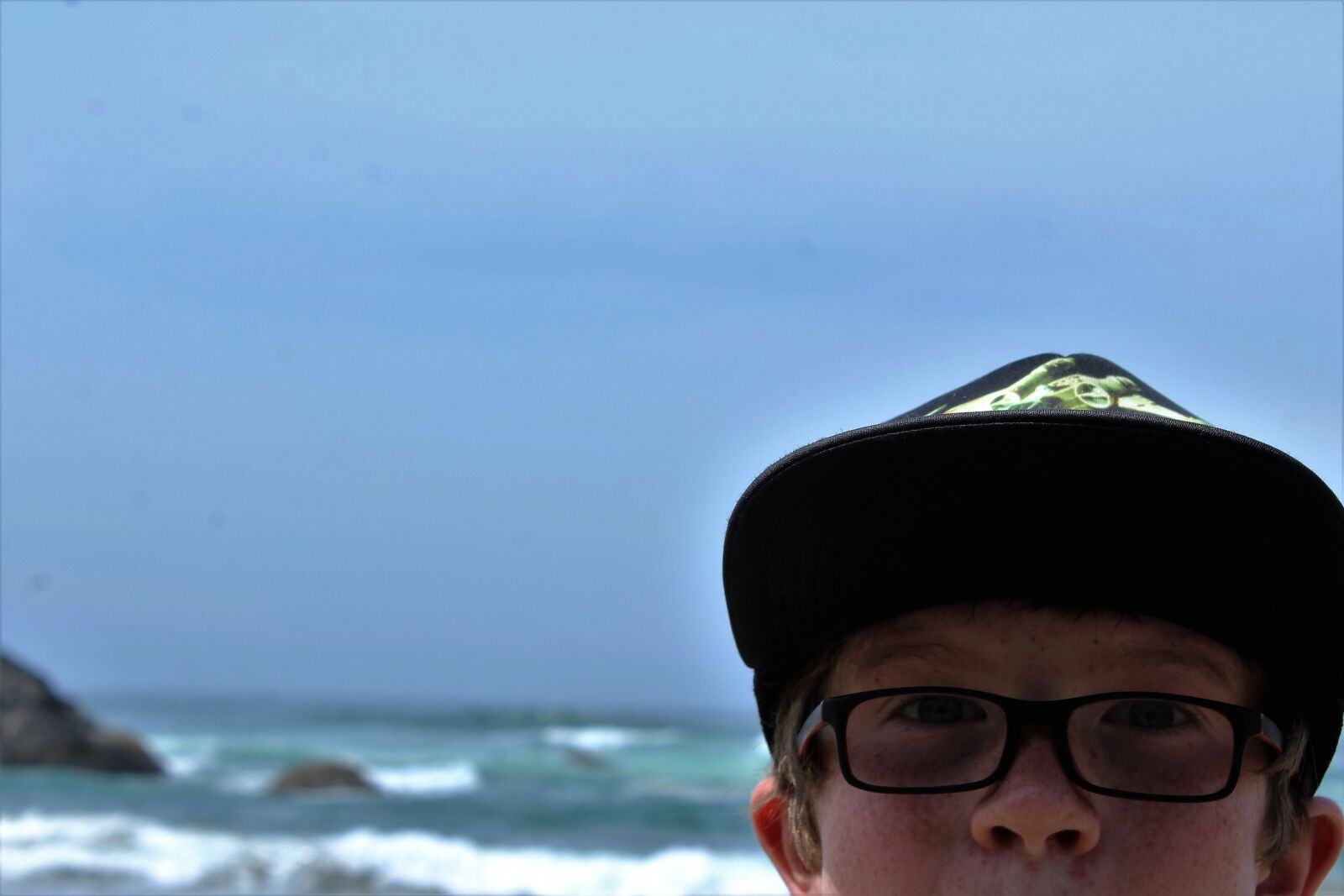 Canon EOS 1200D (EOS Rebel T5 / EOS Kiss X70 / EOS Hi) sample photo. Beach, hat, kid, ocean photography