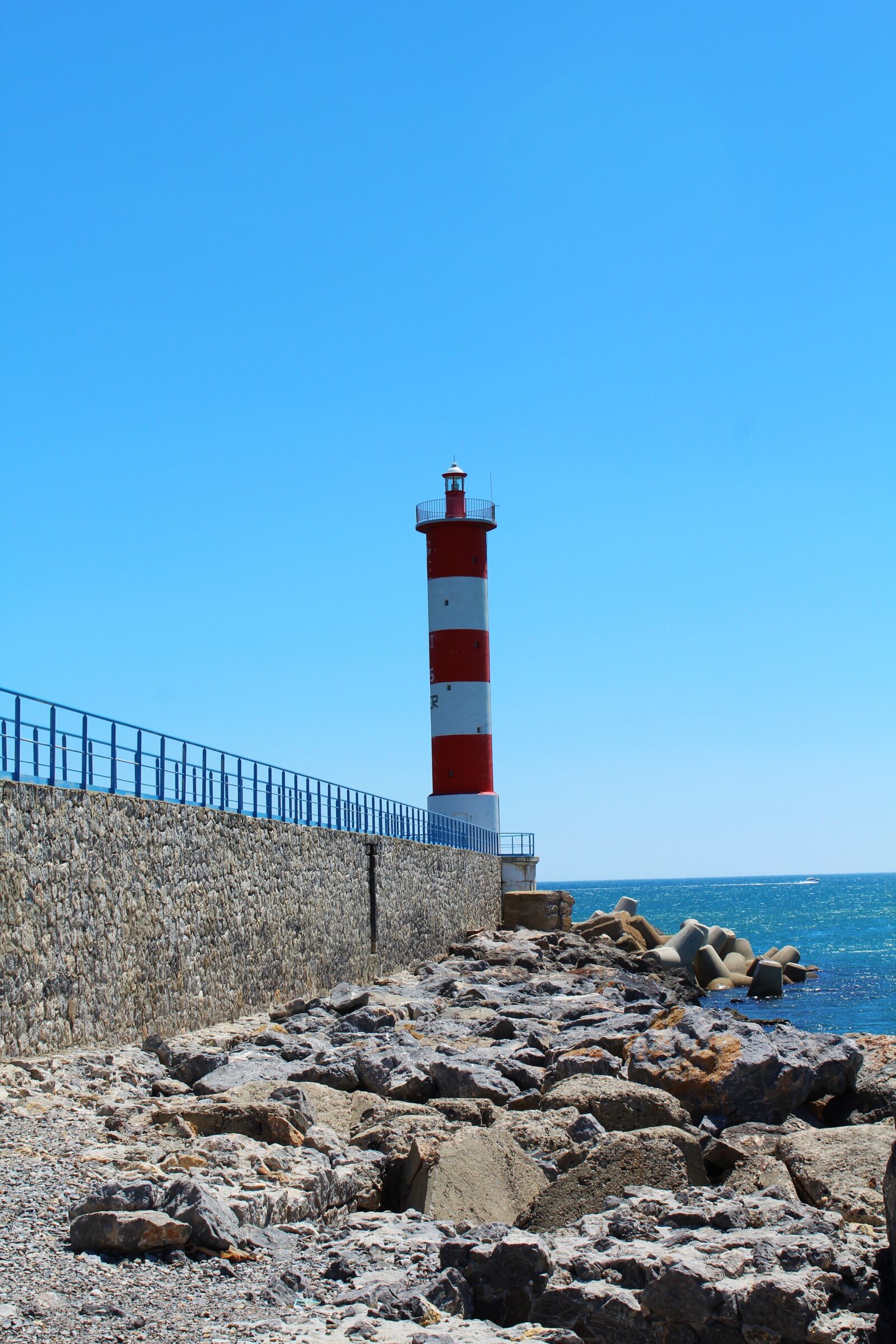 Canon EOS 1200D (EOS Rebel T5 / EOS Kiss X70 / EOS Hi) sample photo. Lighthouse, red lighthouse, sea photography