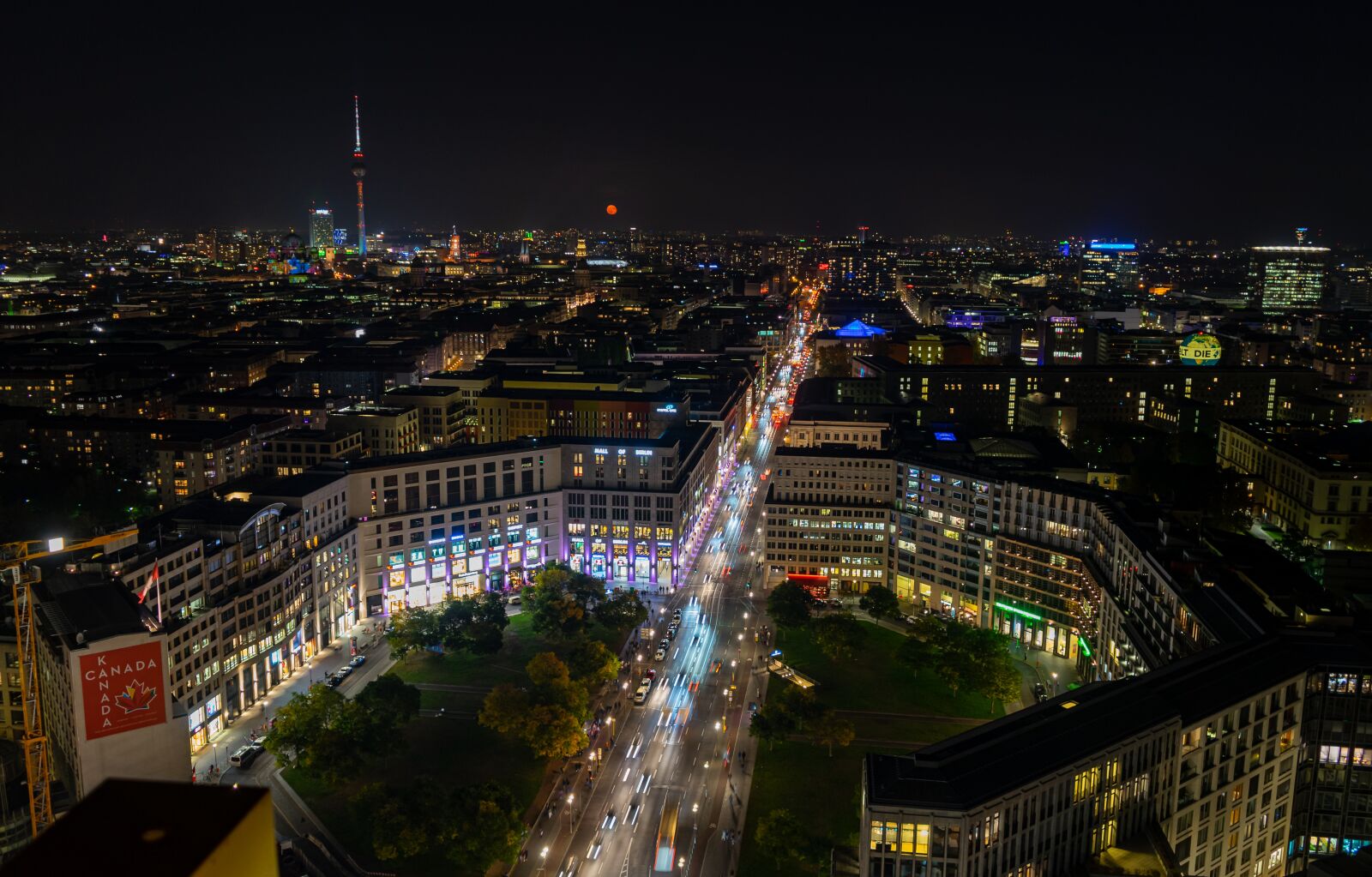 Sony a7 II + Sony FE 28-70mm F3.5-5.6 OSS sample photo. Berlin, night photograph, long photography