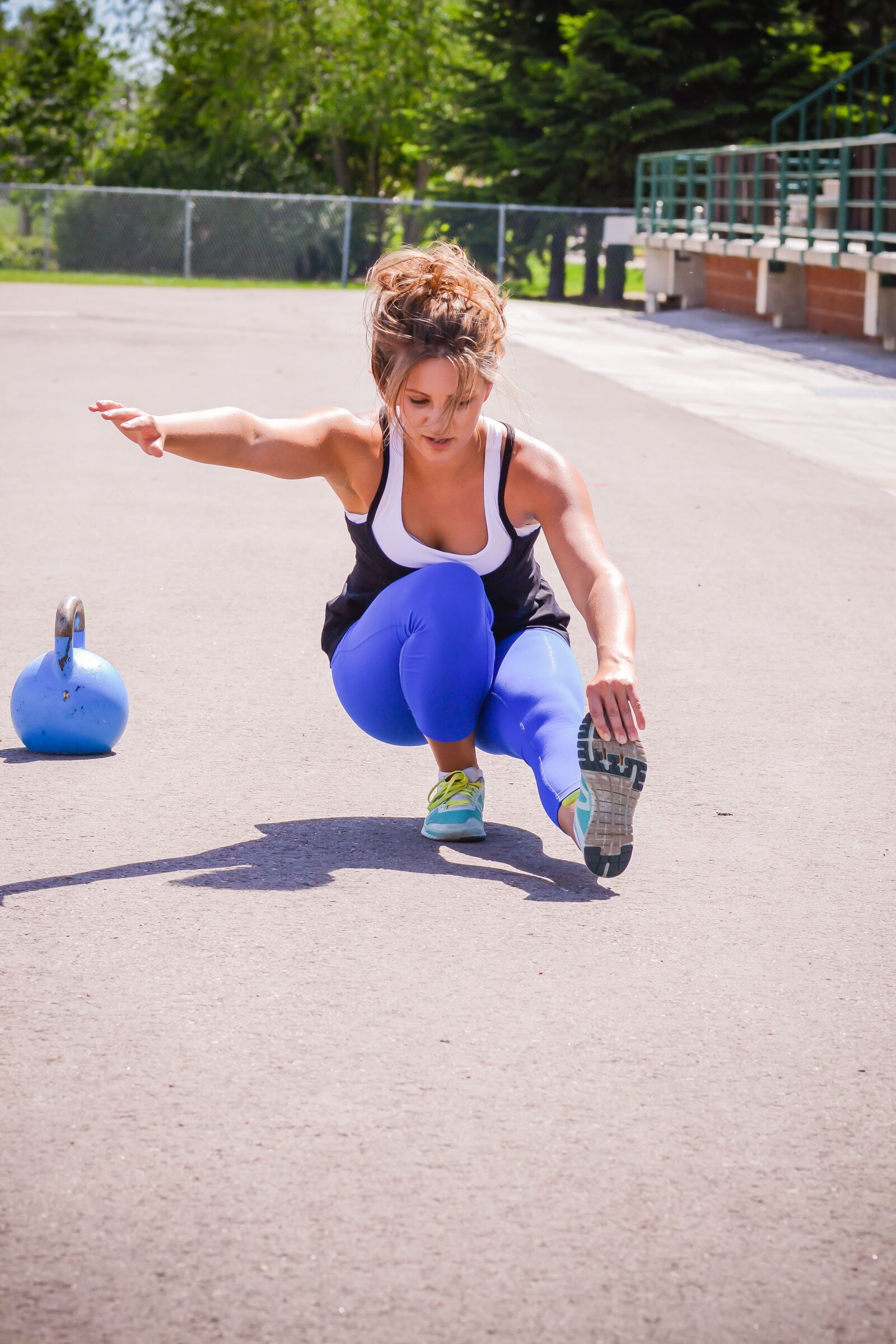 Nikon D3100 sample photo. Girl, pistol squat, fit photography