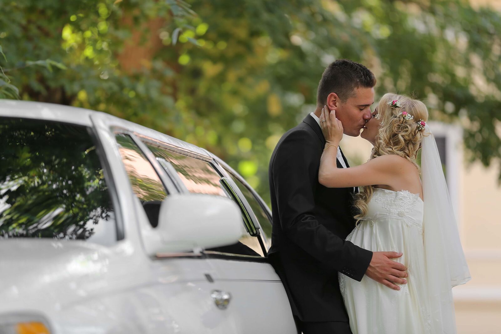 Canon EOS 5D Mark III sample photo. Woman, pregnant, love, kiss photography