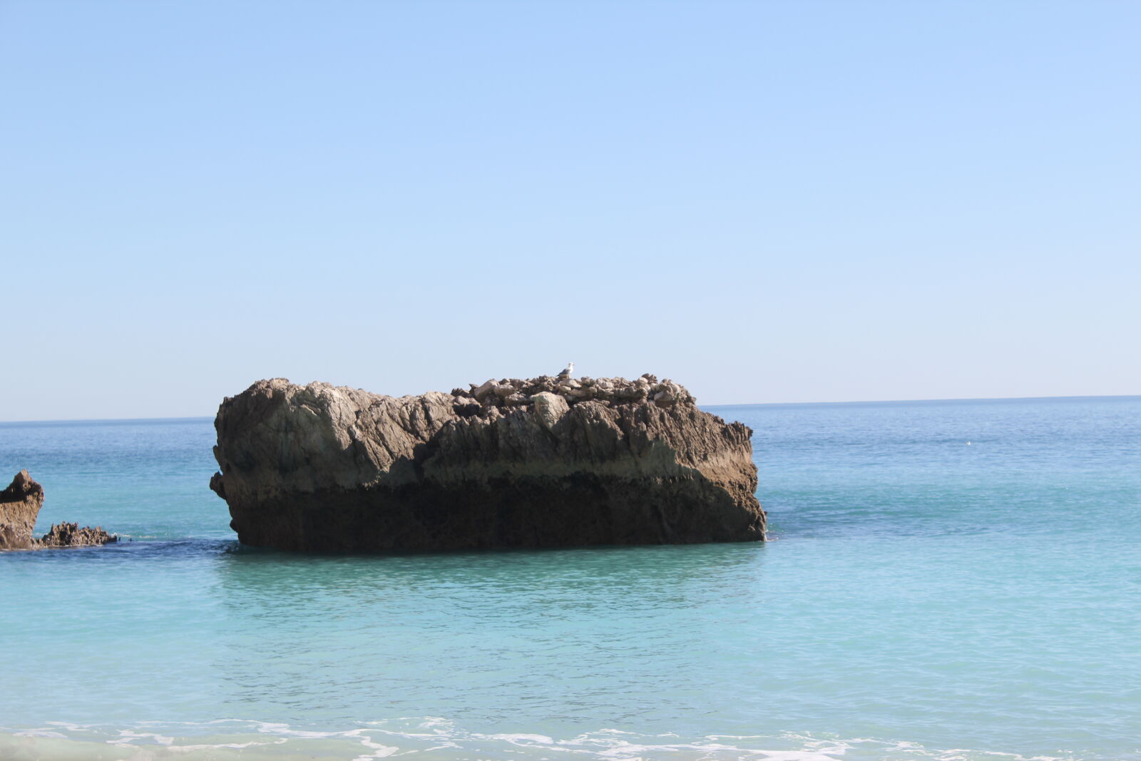 Canon EOS 550D (EOS Rebel T2i / EOS Kiss X4) sample photo. Coastline, rocks photography