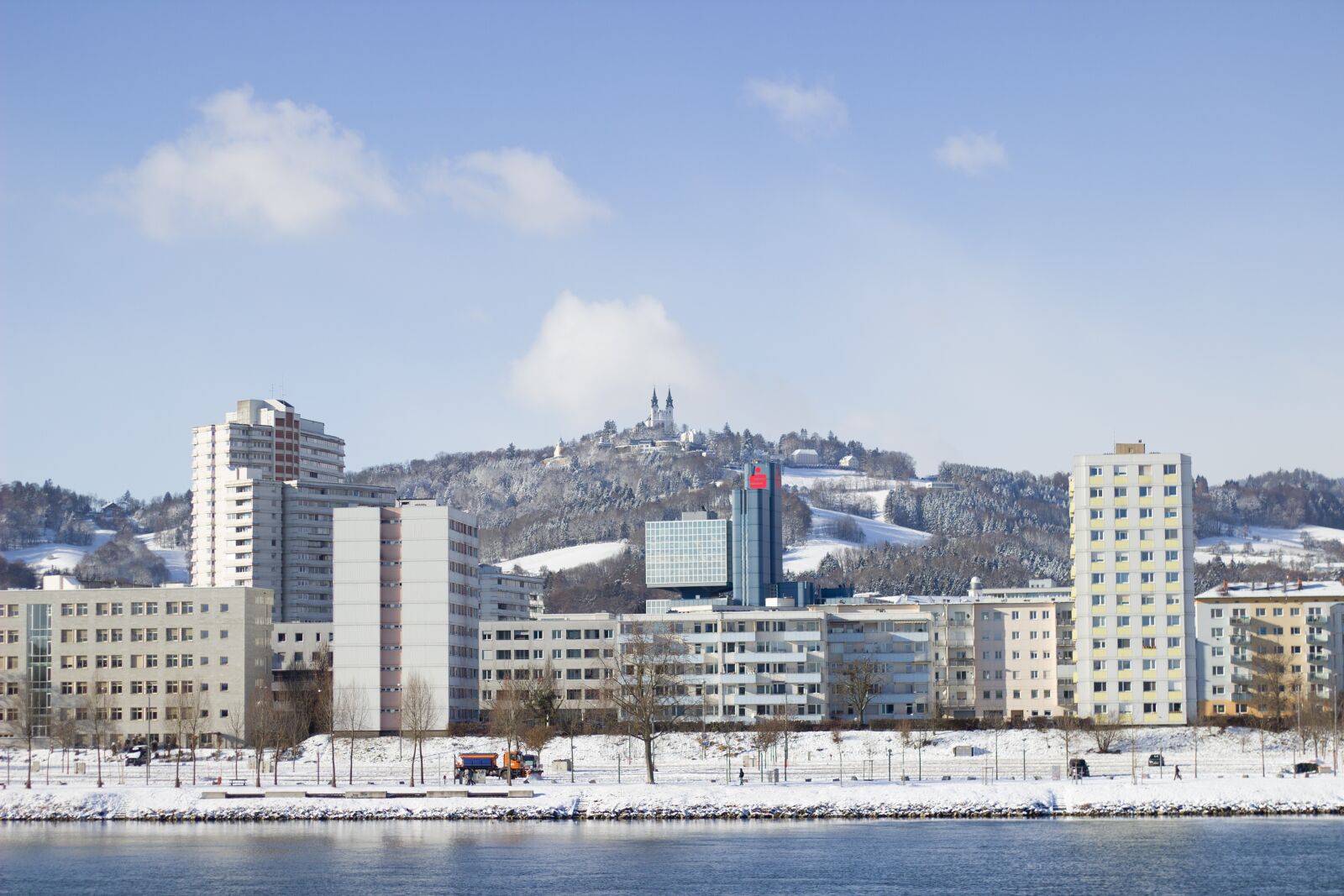 Canon EOS 600D (Rebel EOS T3i / EOS Kiss X5) + Canon EF 50mm F1.8 STM sample photo. Winter, city, snow photography