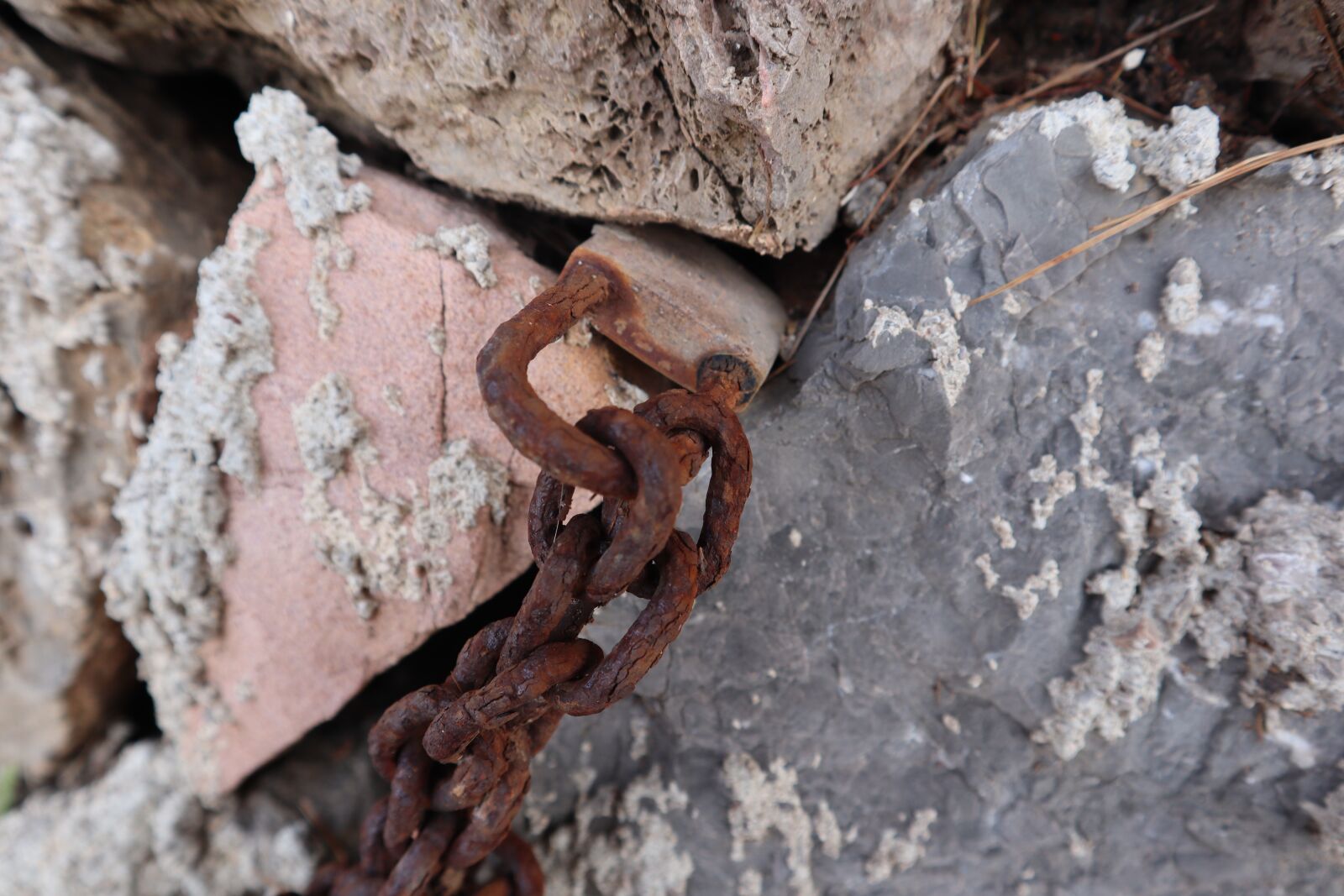 Canon EF-M 15-45mm F3.5-6.3 IS STM sample photo. Padlock, oxide, old photography