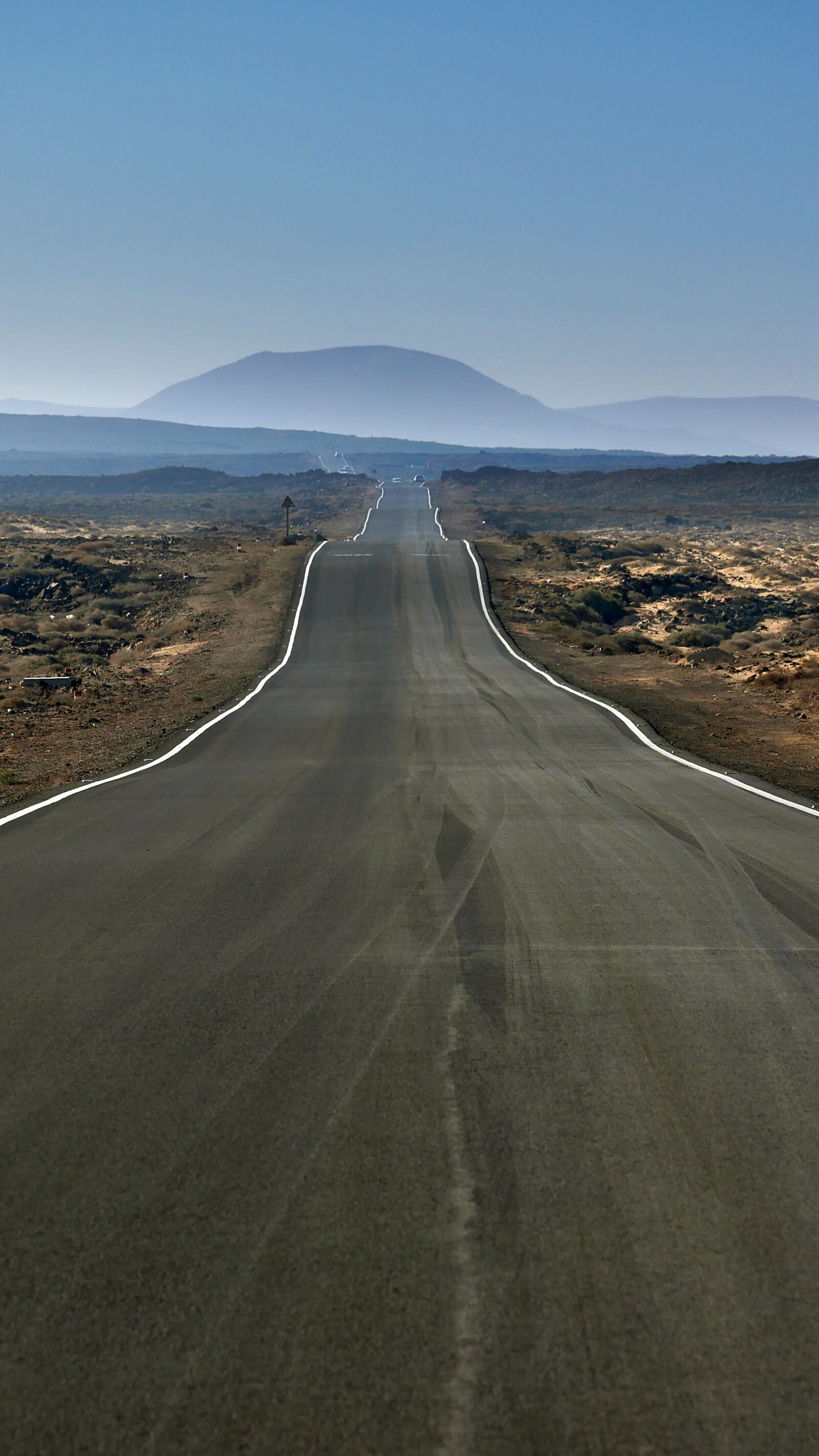 Panasonic Lumix DMC-GX85 (Lumix DMC-GX80 / Lumix DMC-GX7 Mark II) sample photo. Road, desert, horizon photography