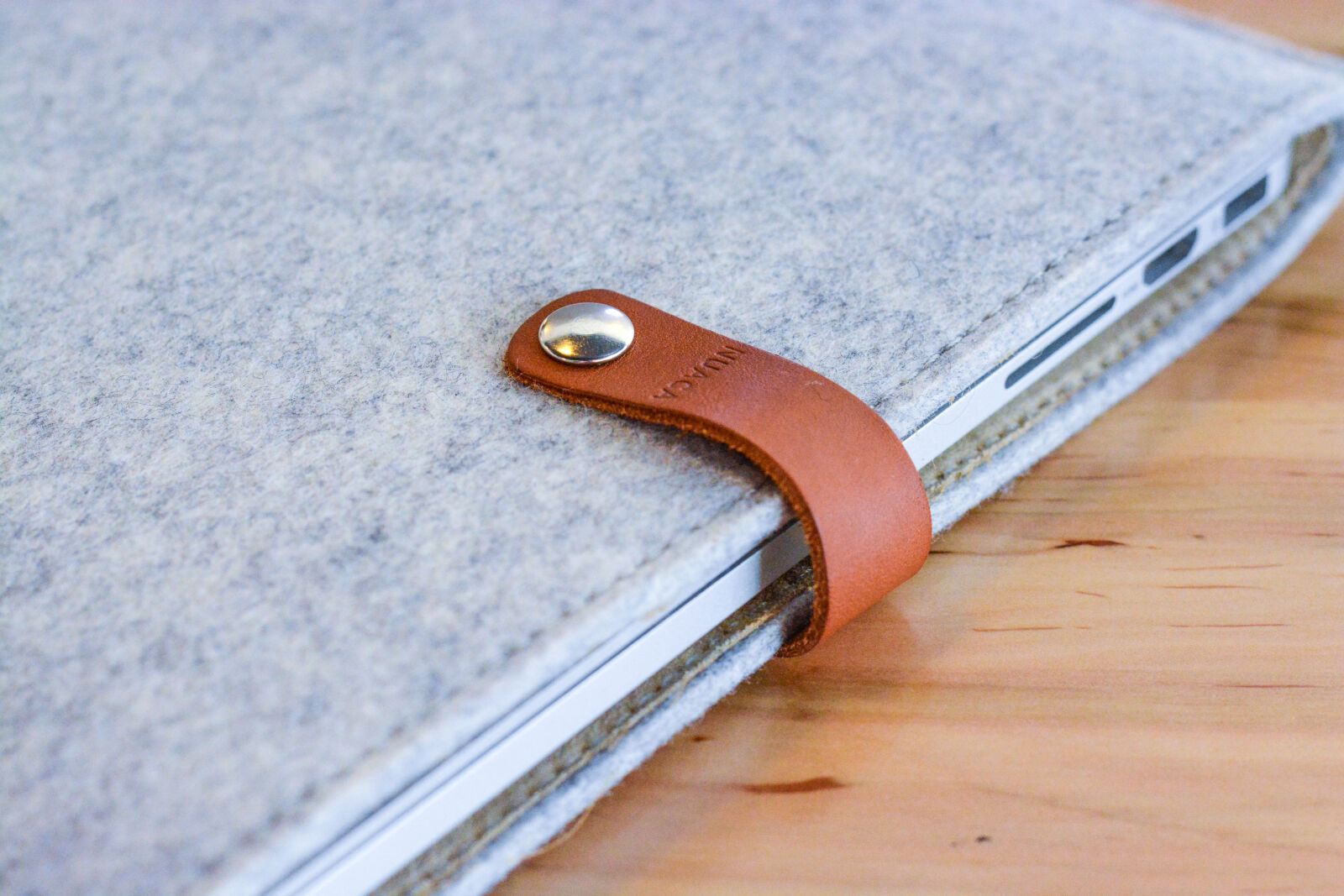Nikon D7100 + Nikon AF-S Nikkor 50mm F1.8G sample photo. Macbook, pro, macbook, leather photography