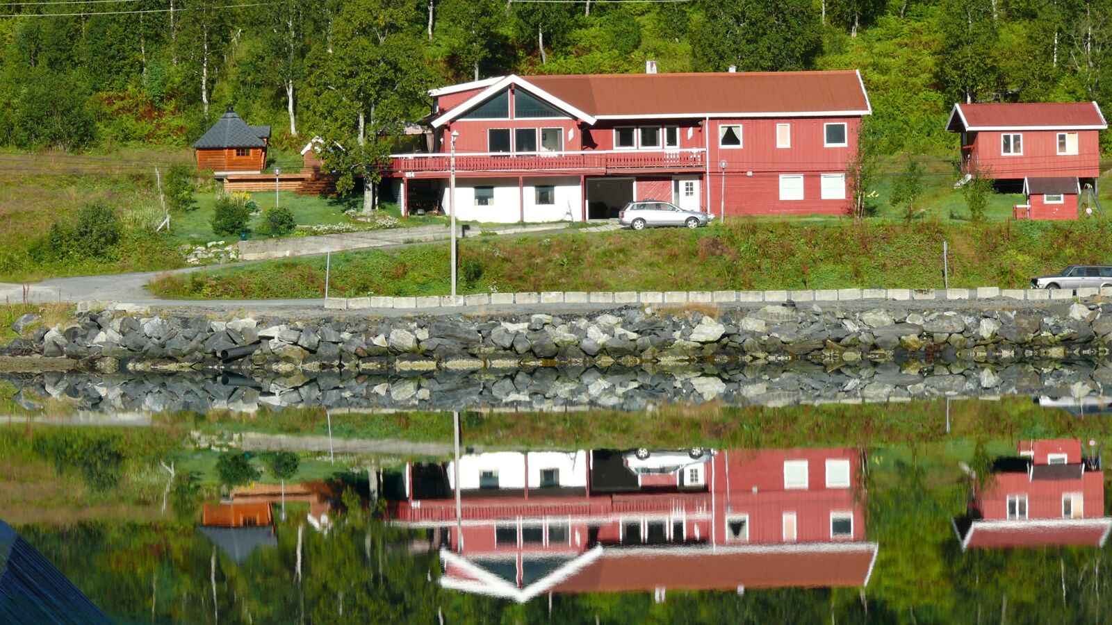Panasonic DMC-FZ50 sample photo. Fjord, house, bank photography