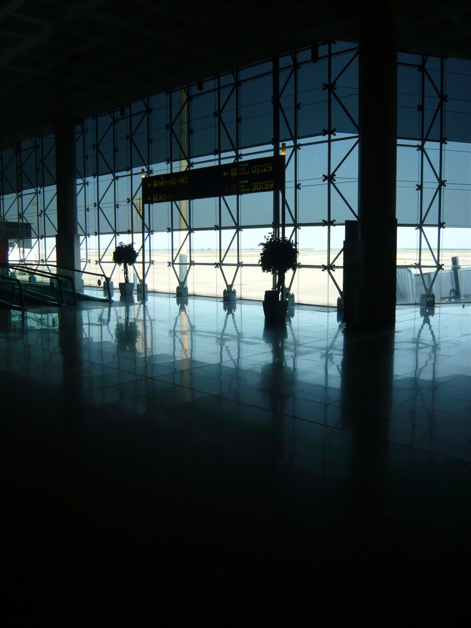 Panasonic DMC-FX33 sample photo. Airport, hall, departure photography