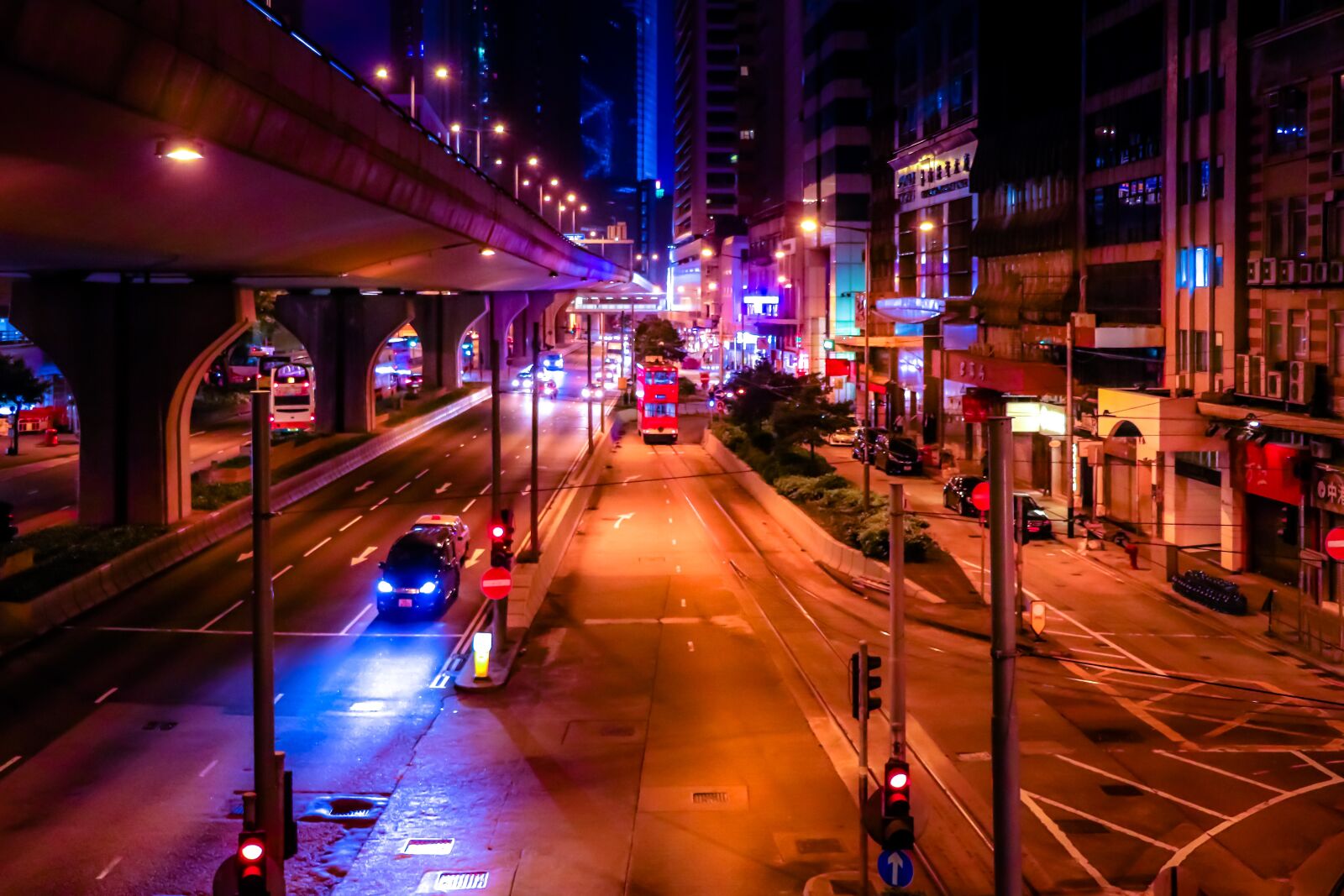 Canon EF-S 18-135mm F3.5-5.6 IS USM sample photo. Night, hong kong, city photography