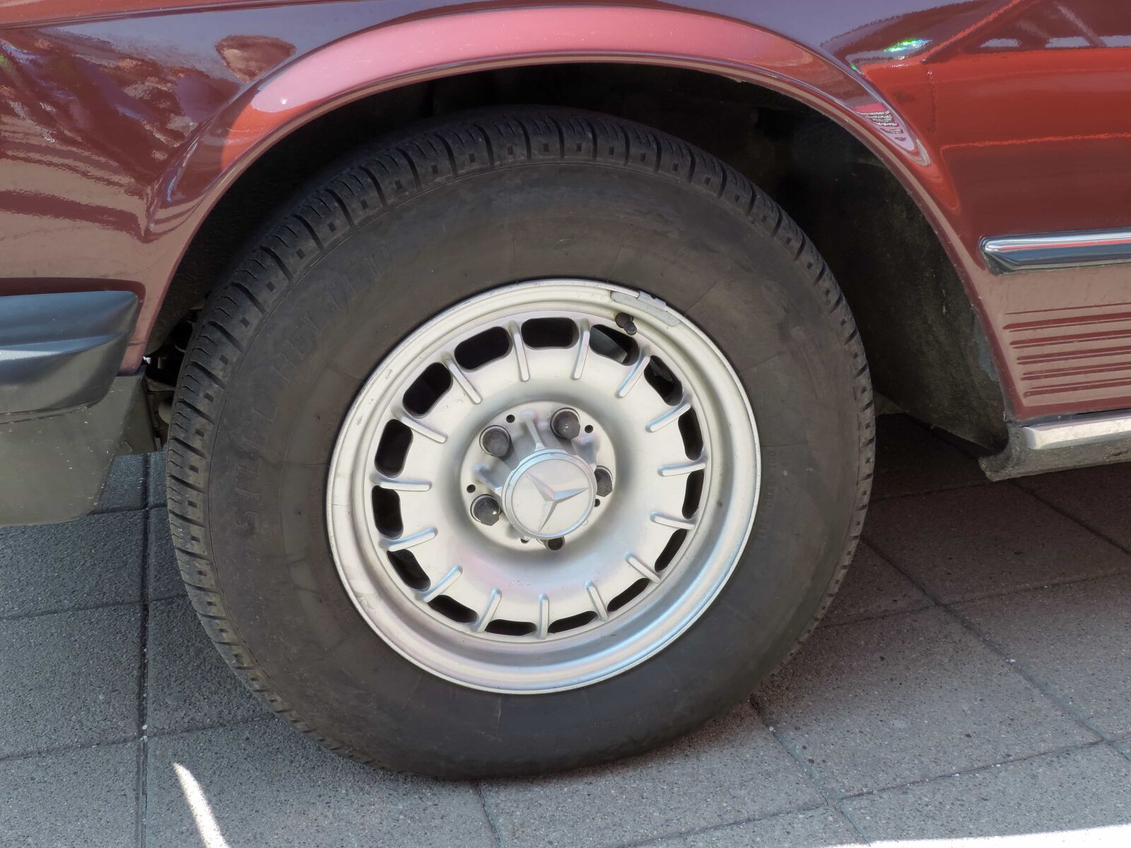Nikon Coolpix P520 sample photo. Asphalt, round, automobile, automotive photography