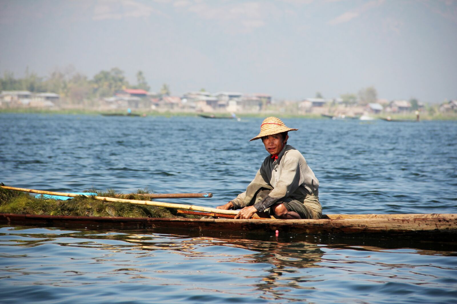 Canon EF-S 18-135mm F3.5-5.6 IS sample photo. Fisherman, single-leg-rowers, inle lake photography