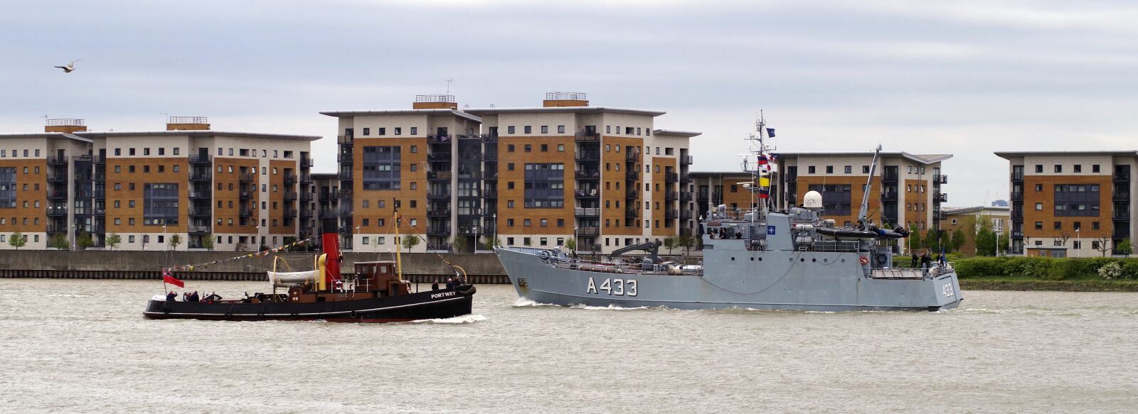 Pentax K-S1 sample photo. Boats, navy, steamer photography