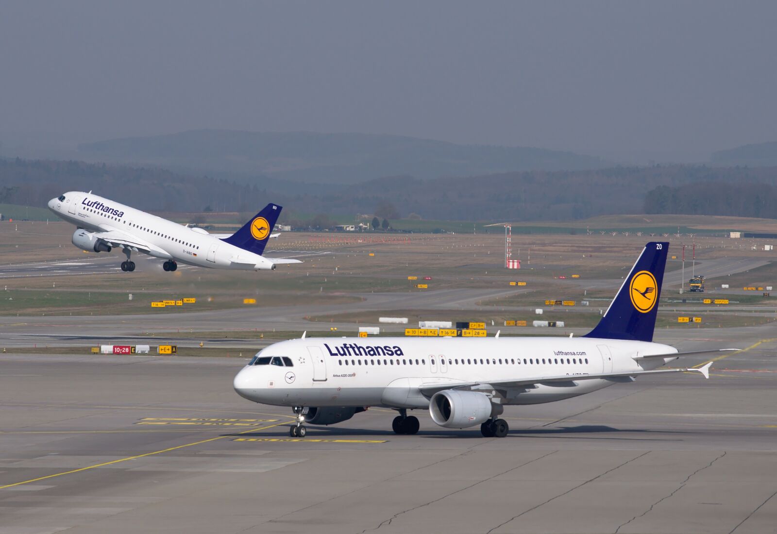 Nikon D300S sample photo. Lufthansa, aircraft, airport photography