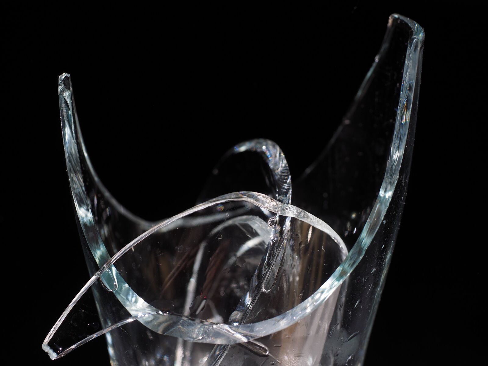 Olympus OM-D E-M1 + Olympus M.Zuiko Digital ED 12-40mm F2.8 Pro sample photo. Glass, broken, shard photography