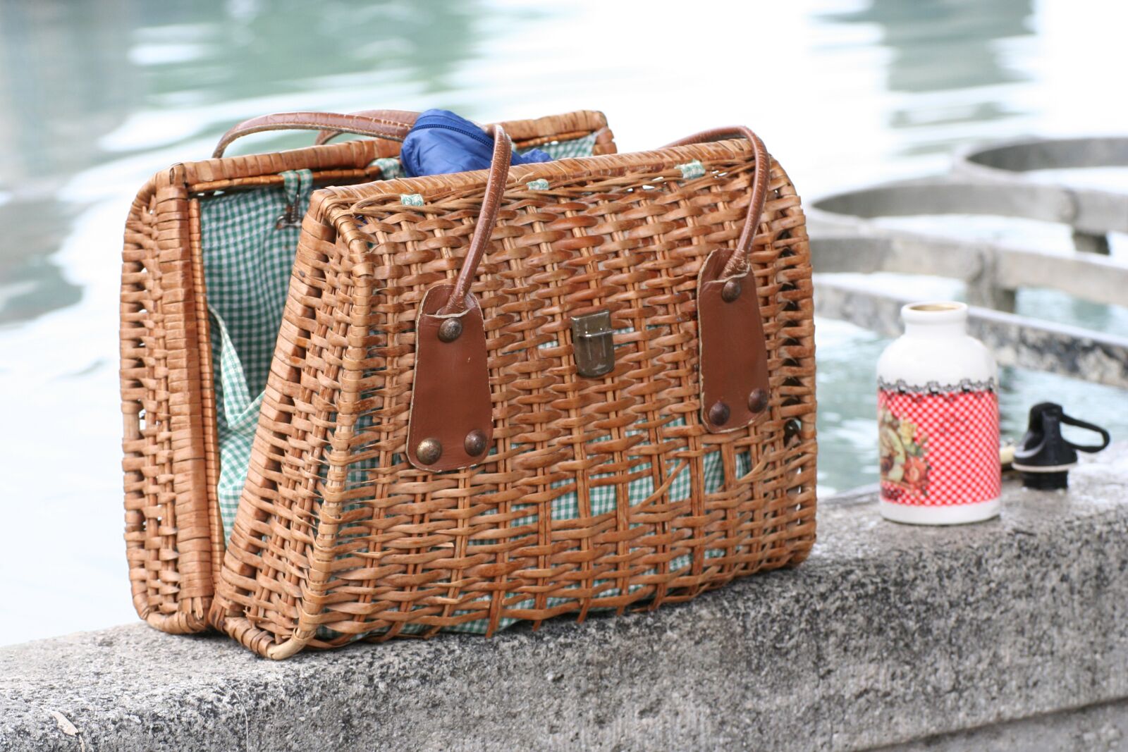 Canon EOS 350D (EOS Digital Rebel XT / EOS Kiss Digital N) sample photo. Picnic, basket, break photography