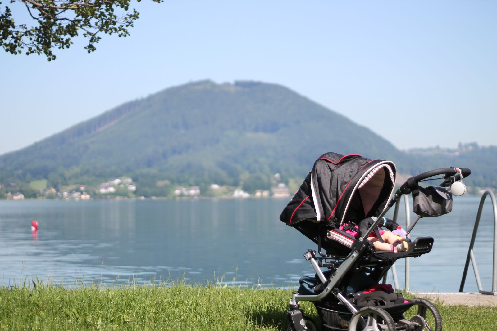 Canon EOS 1100D (EOS Rebel T3 / EOS Kiss X50) + Canon EF 50mm F1.8 II sample photo. Stroller, lake, landscape photography