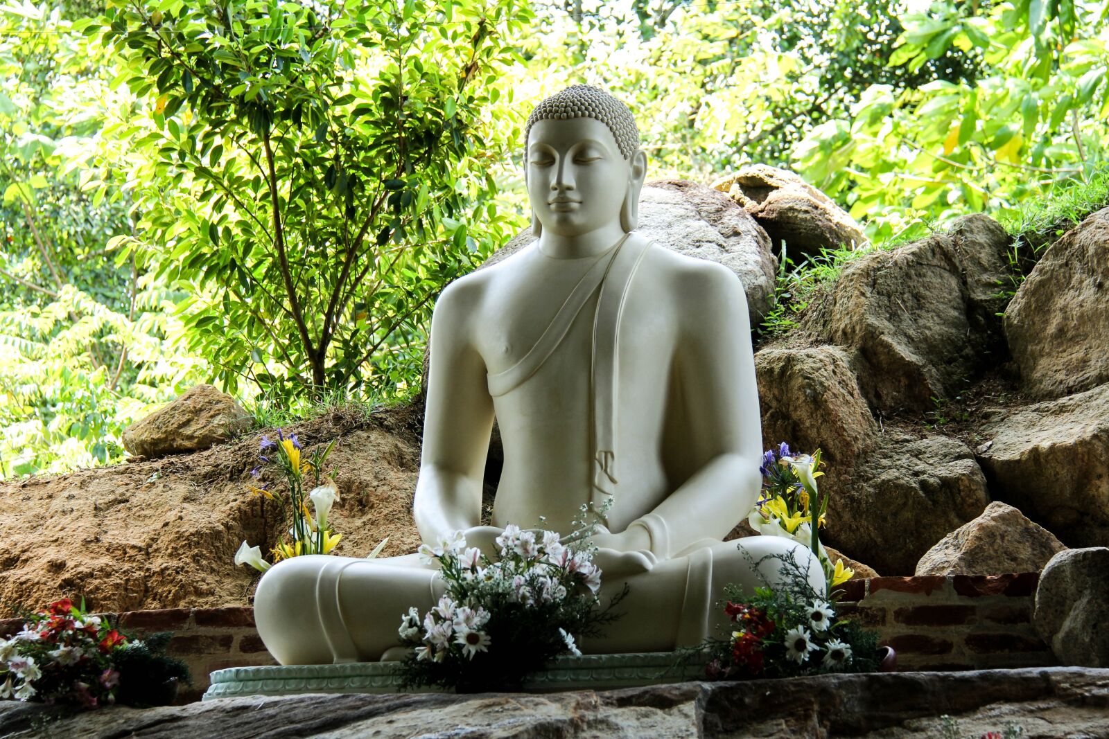 Canon EF-S 18-200mm F3.5-5.6 IS sample photo. Buddha, sri lanka, mahamevnawa photography