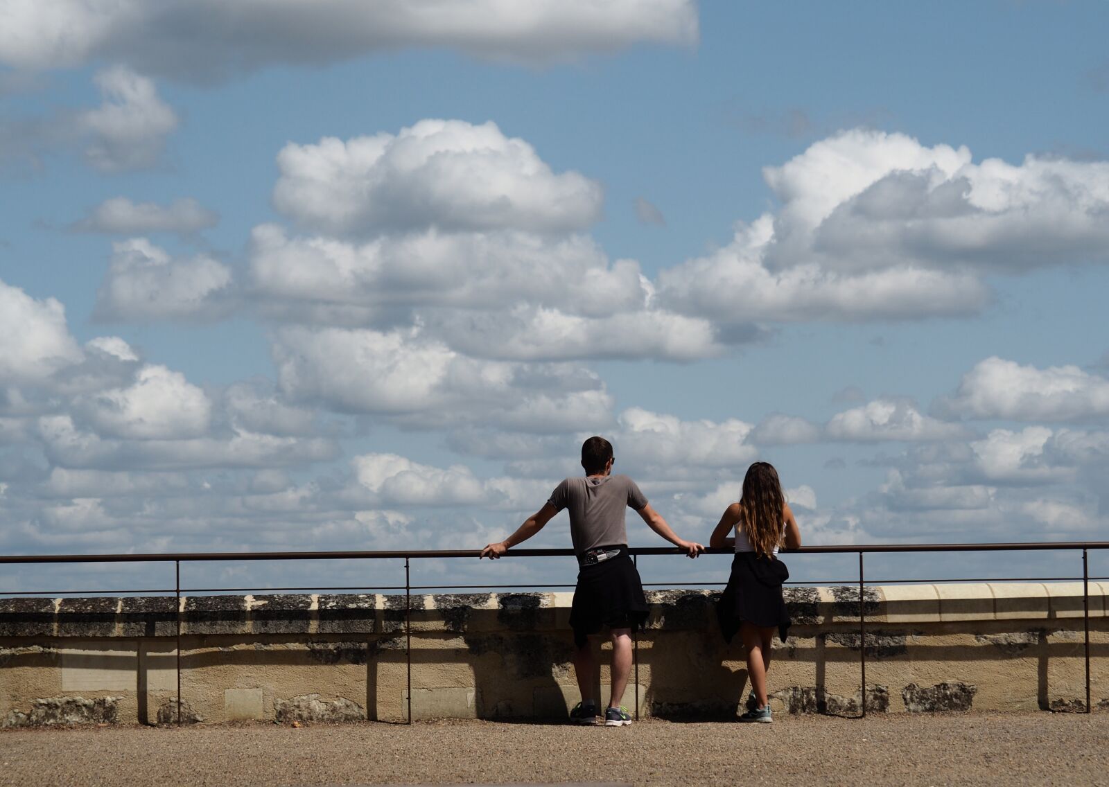 Olympus OM-D E-M5 II sample photo. Couple, waiting, sky photography