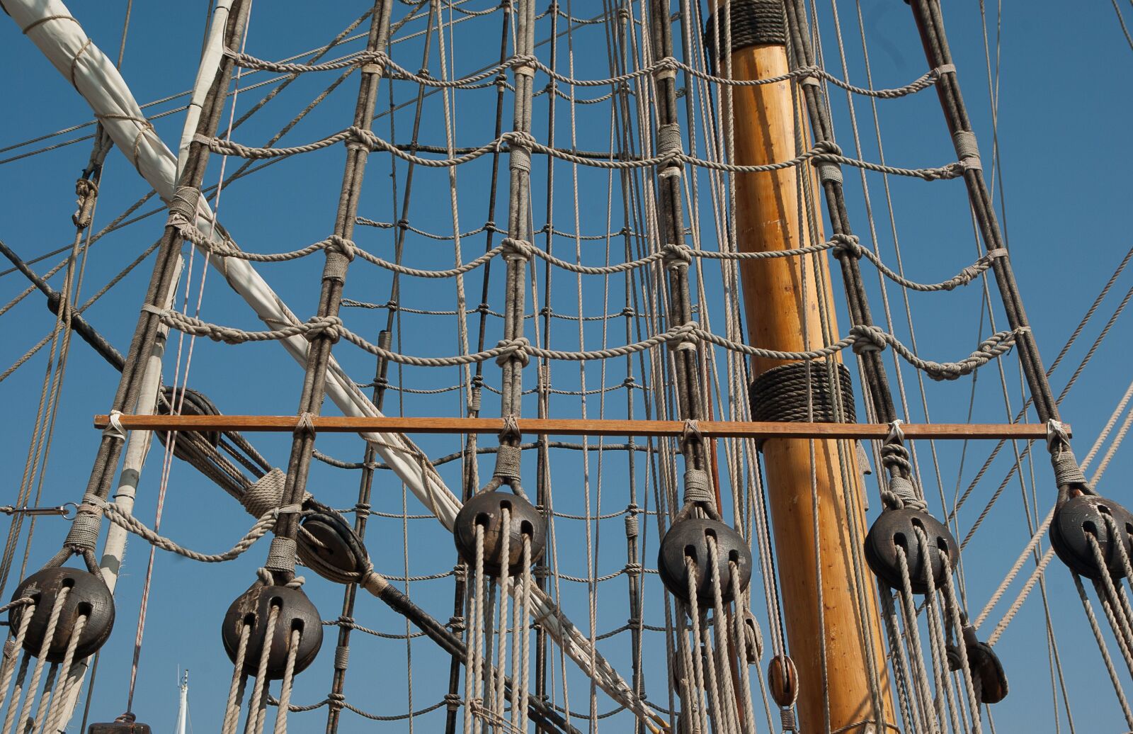 Pentax K10D sample photo. Mats, rope ladders, sailboat photography