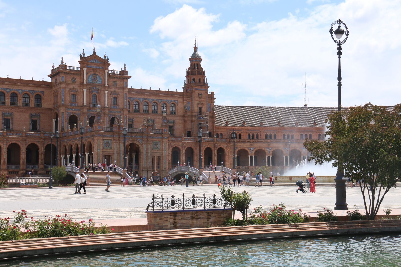 Canon EF-S 18-200mm F3.5-5.6 IS sample photo. Palace, romans, plaza de photography