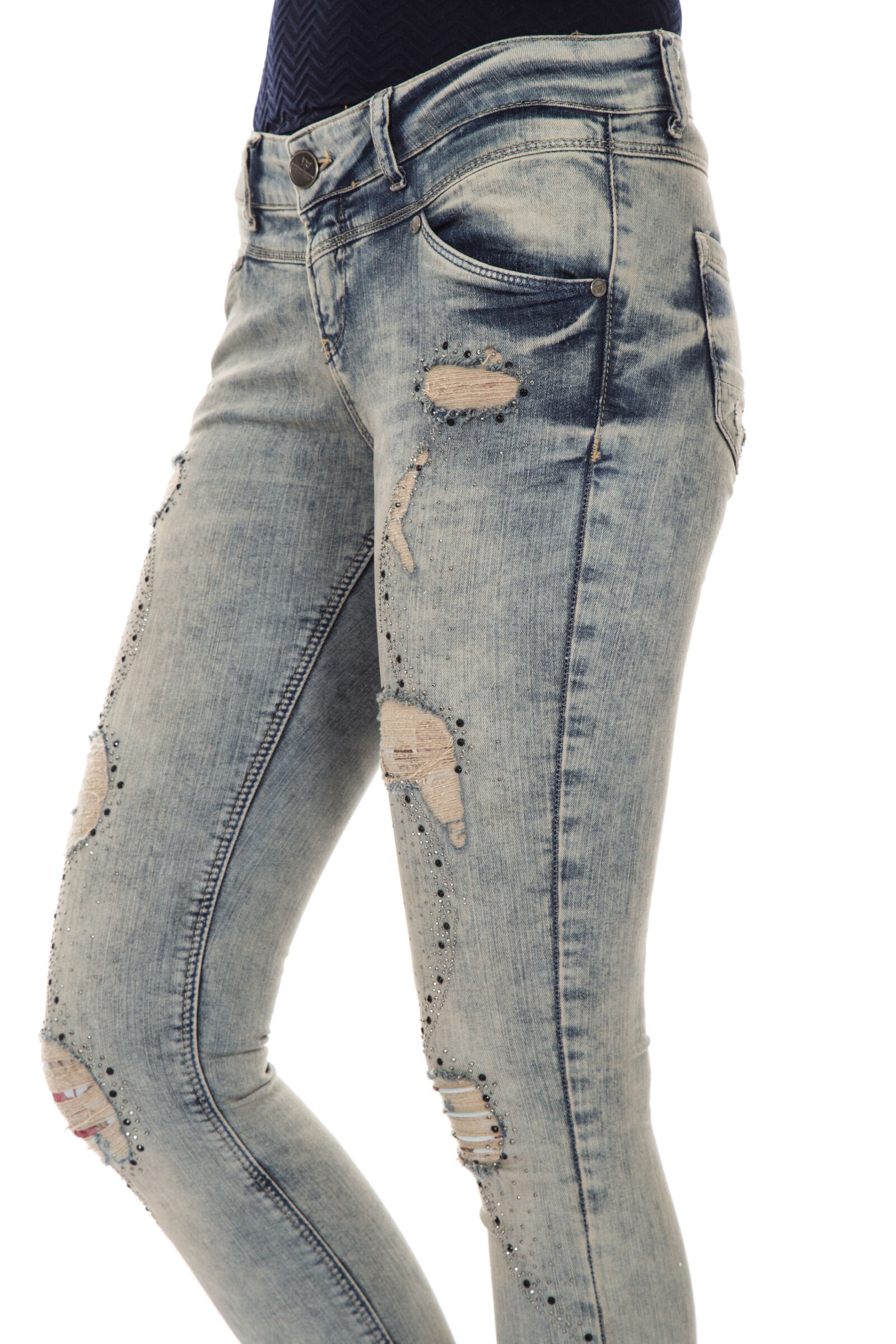 Canon EOS 6D + Canon EF 24-105mm F4L IS USM sample photo. Jeans, pants, leg photography